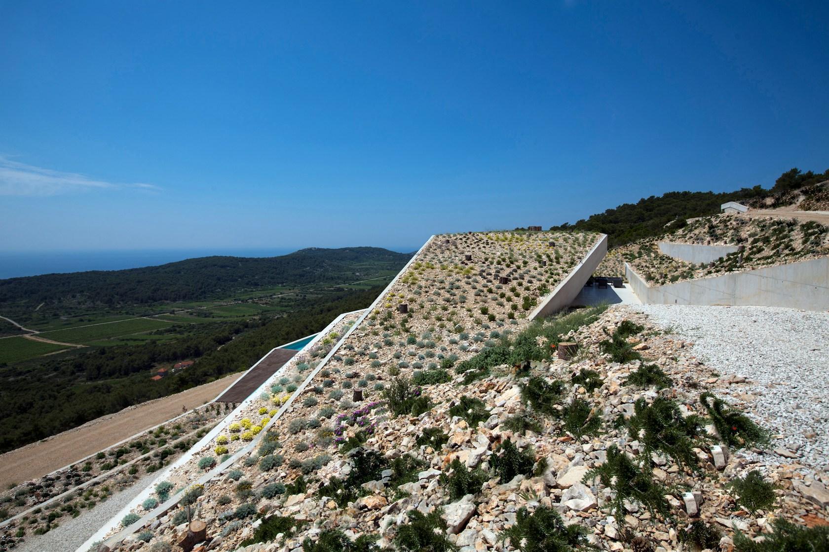 Issa Megaron - image 3