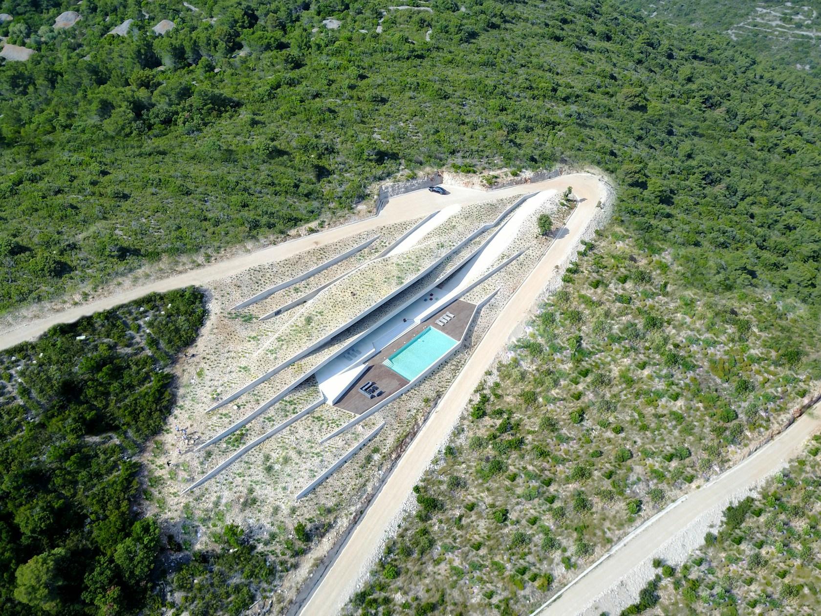 Issa Megaron - image 10