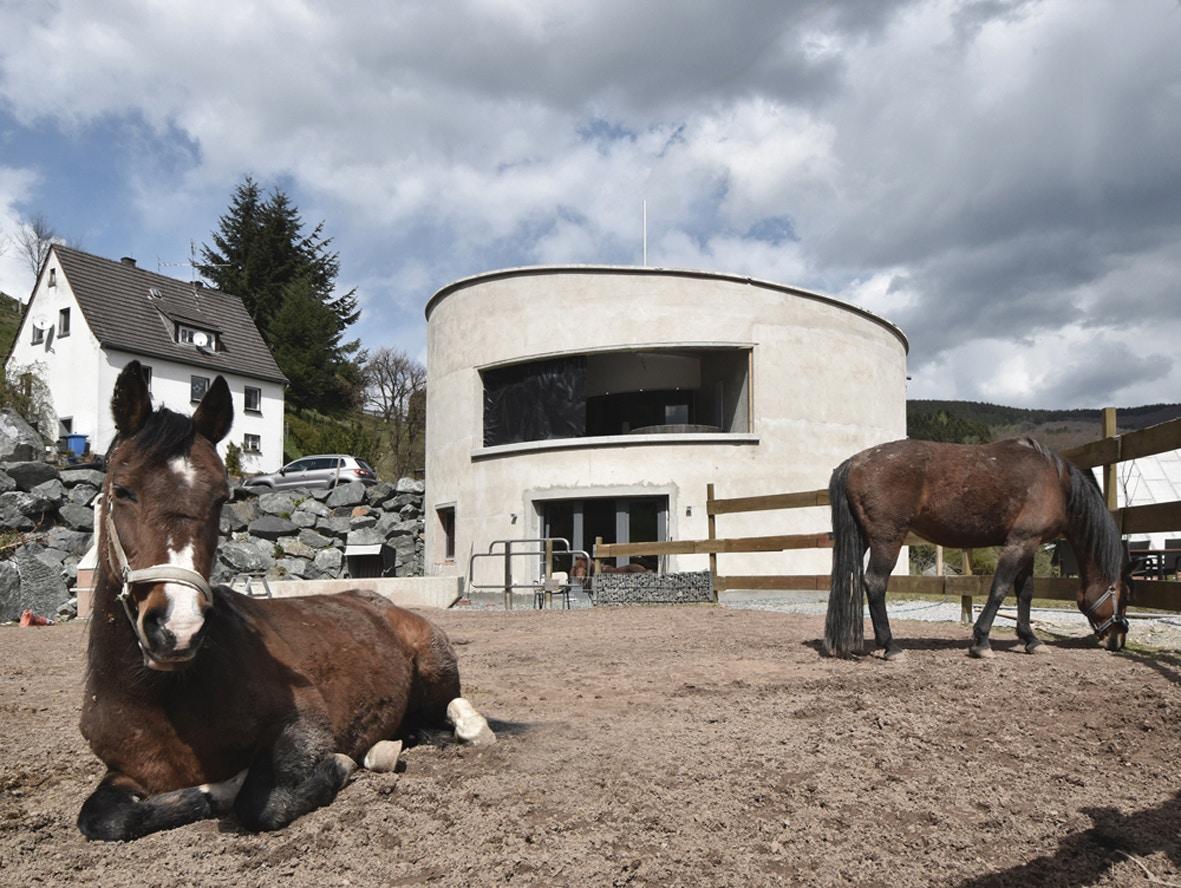 Villa F / the off-the-grid house in the central highlands of Germany - image 12