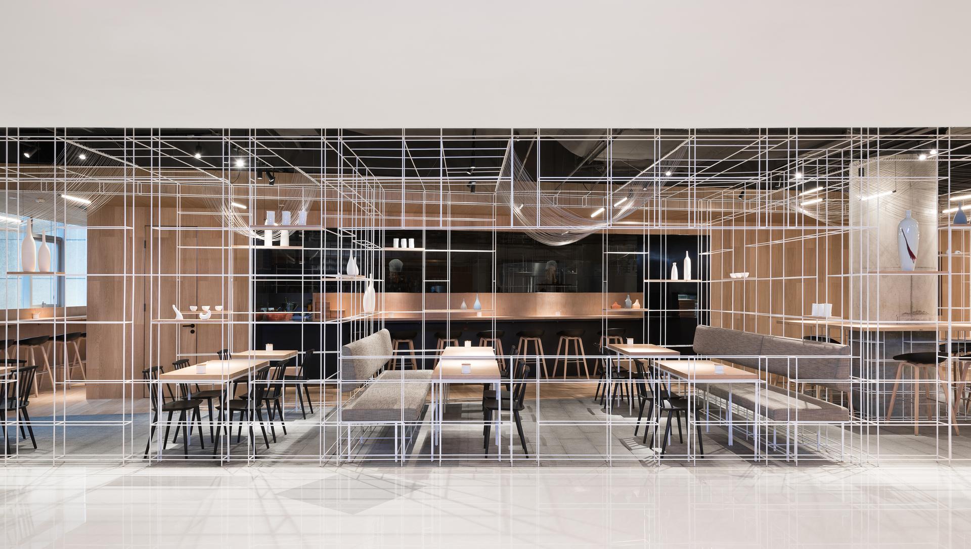 Dining between Lines