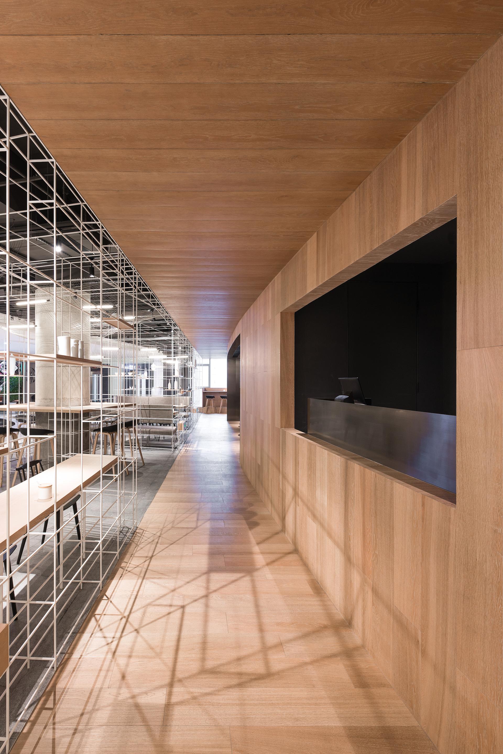 Dining between Lines - image 8