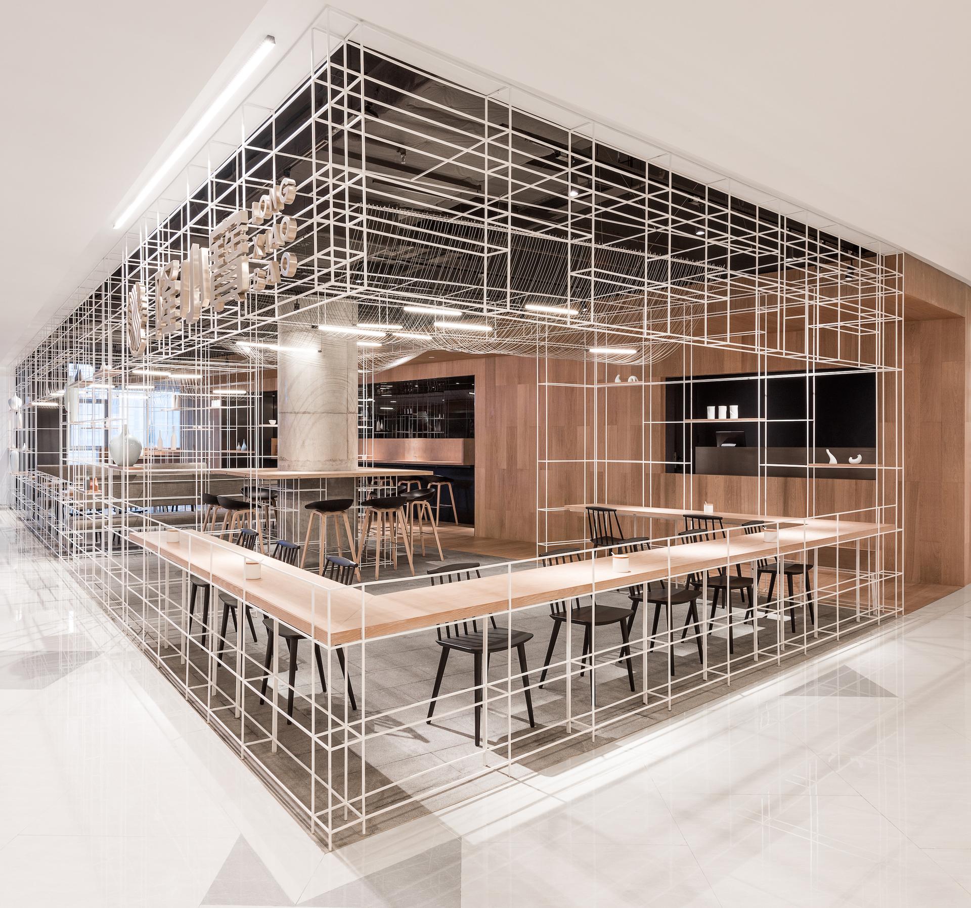Dining between Lines - image 4
