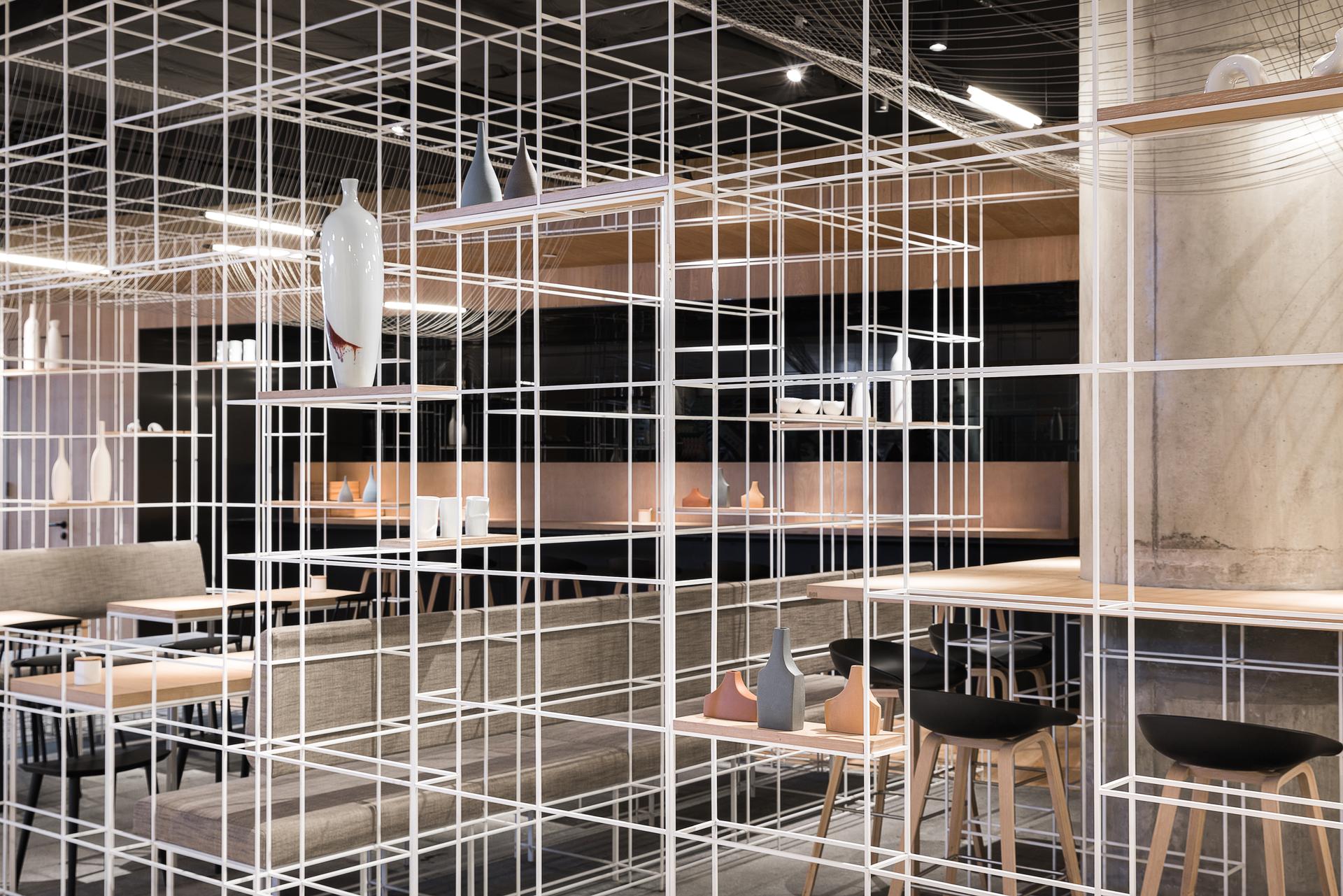Dining between Lines - image 9