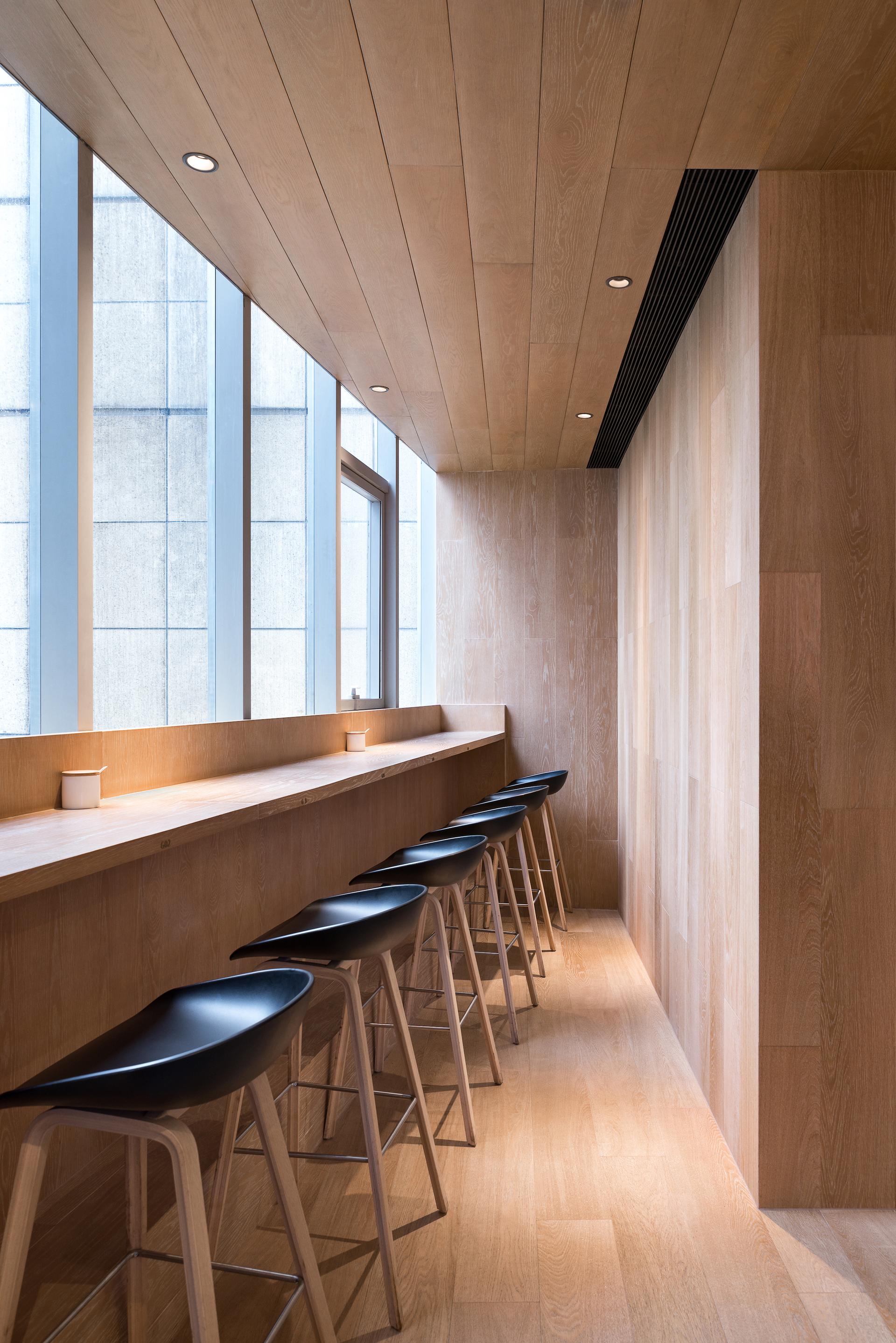 Dining between Lines - image 11