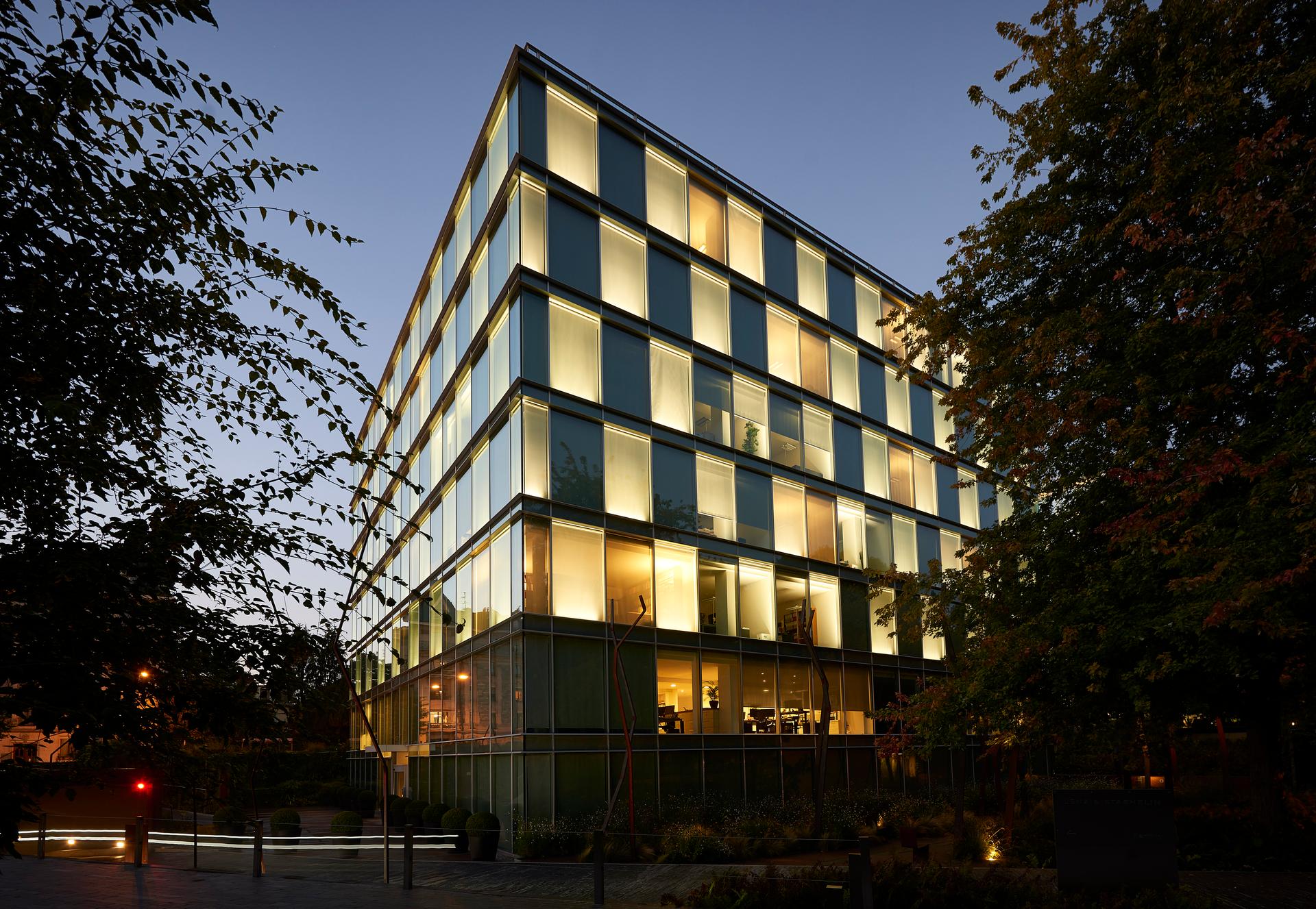 AMANDOLIER BUILDING, GENEVA RESPONSIVE LIGHT ART - image 3