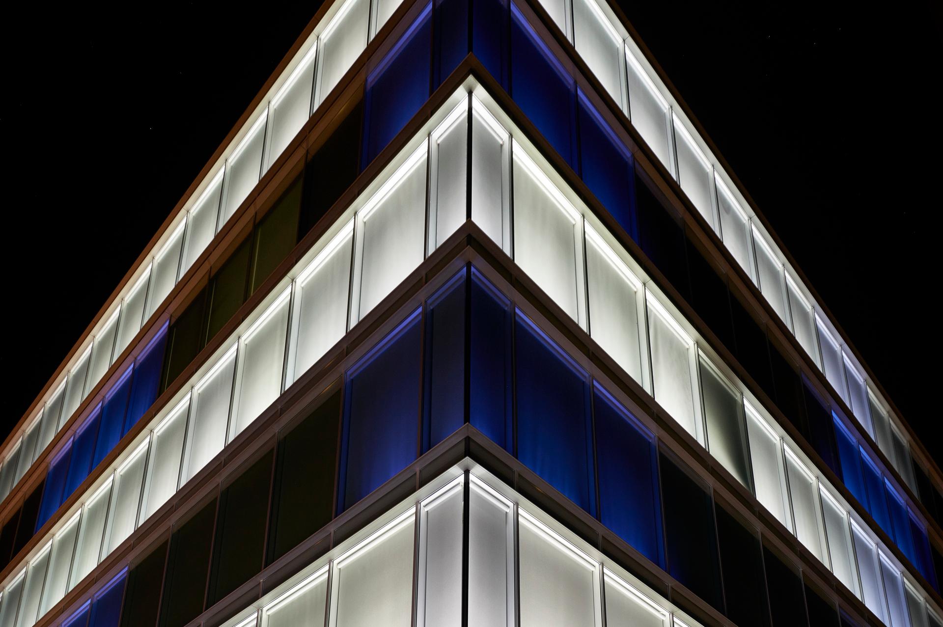AMANDOLIER BUILDING, GENEVA RESPONSIVE LIGHT ART - image 11