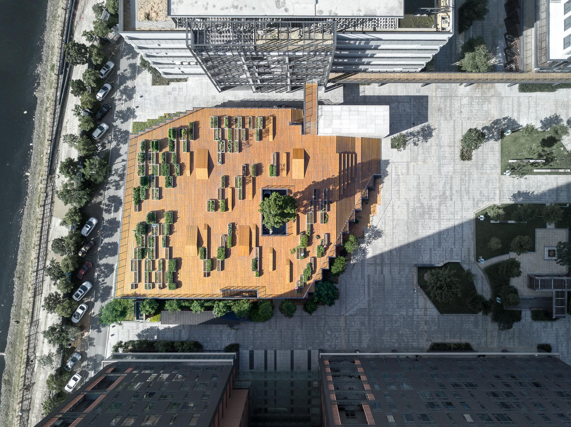 The planting terrace and the experience pavilion - image 4