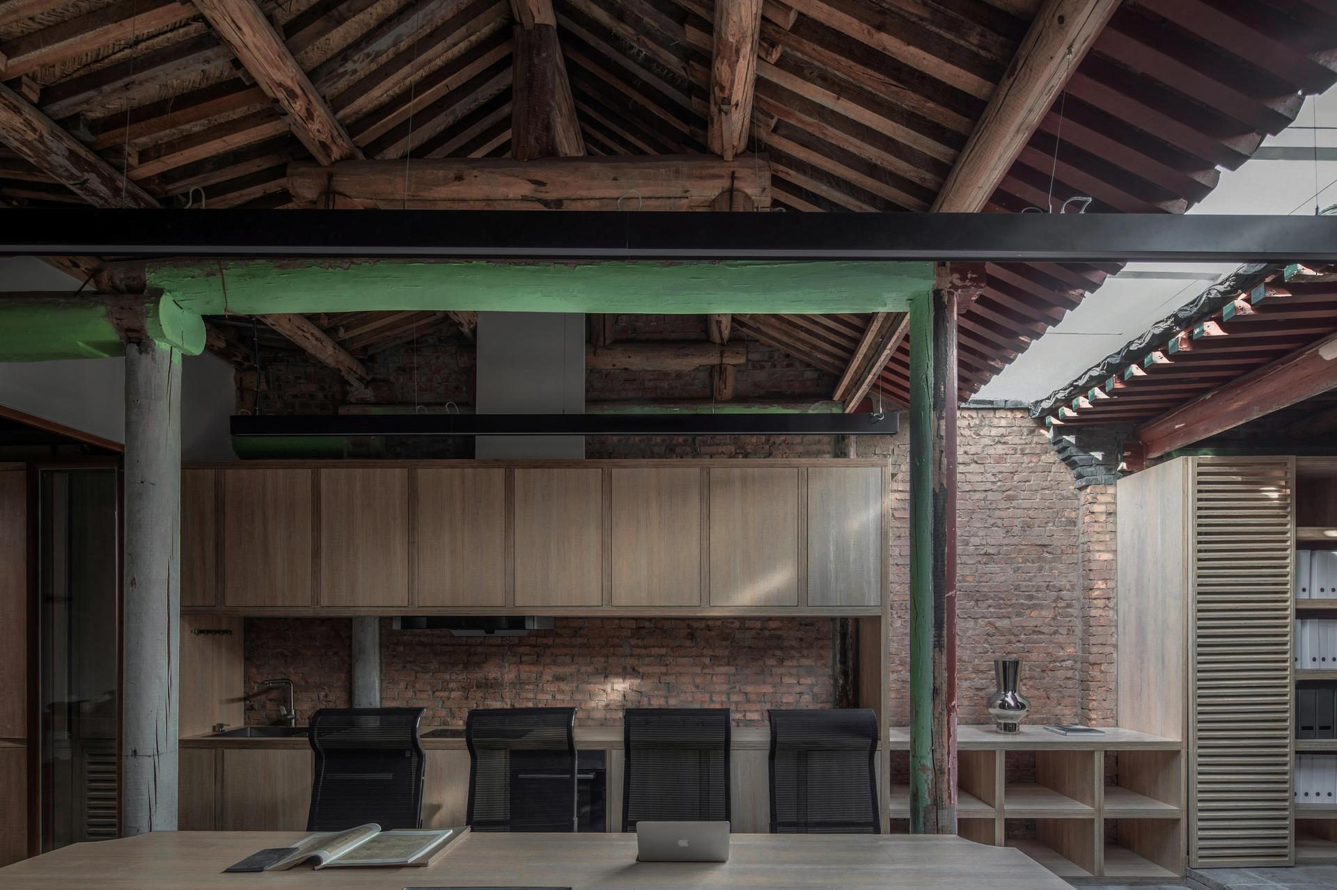 COLUMN HOUSE - image 2
