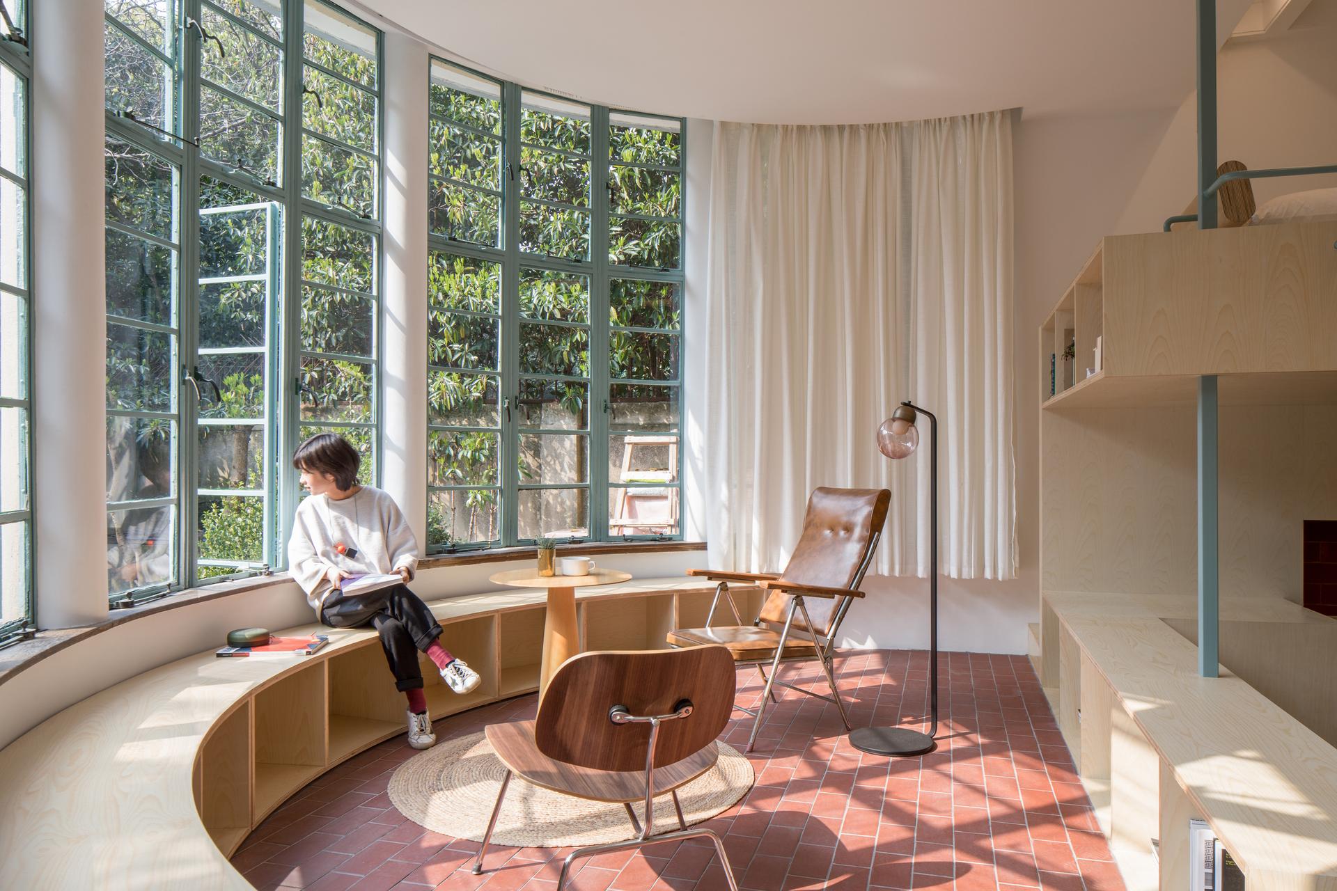 A U-SHAPE ROOM