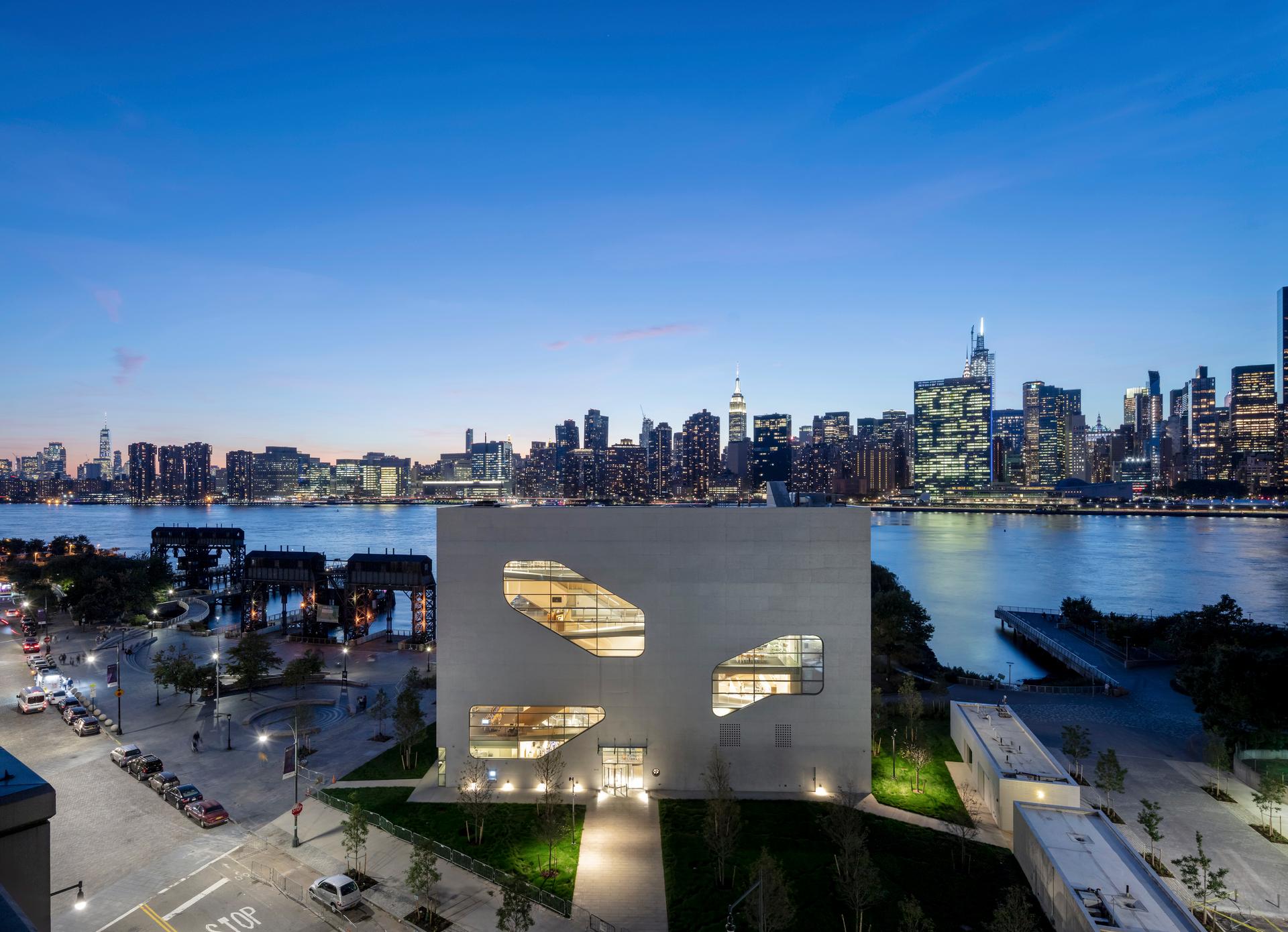 Hunters Point Library - image 14
