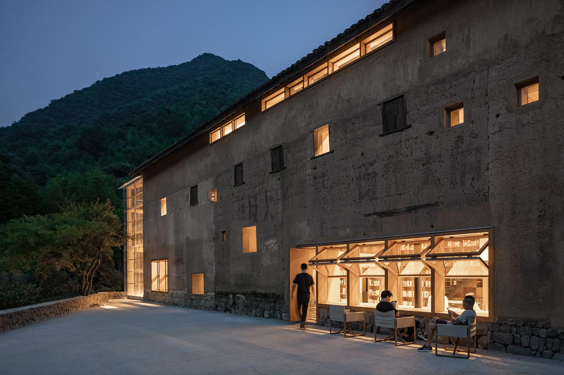 Capsule hotel in a rural library - image 4