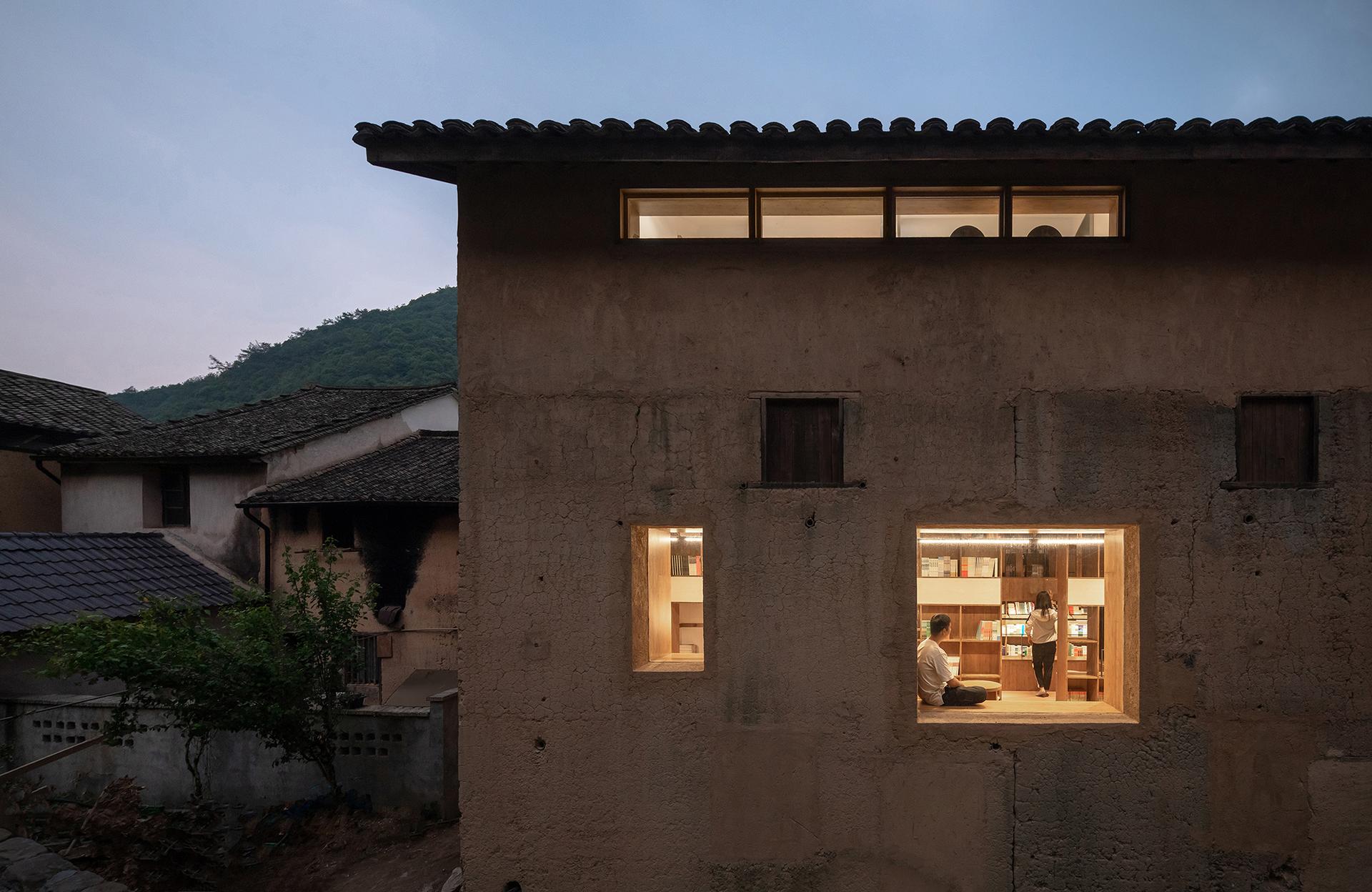 Capsule hotel in a rural library - image 7