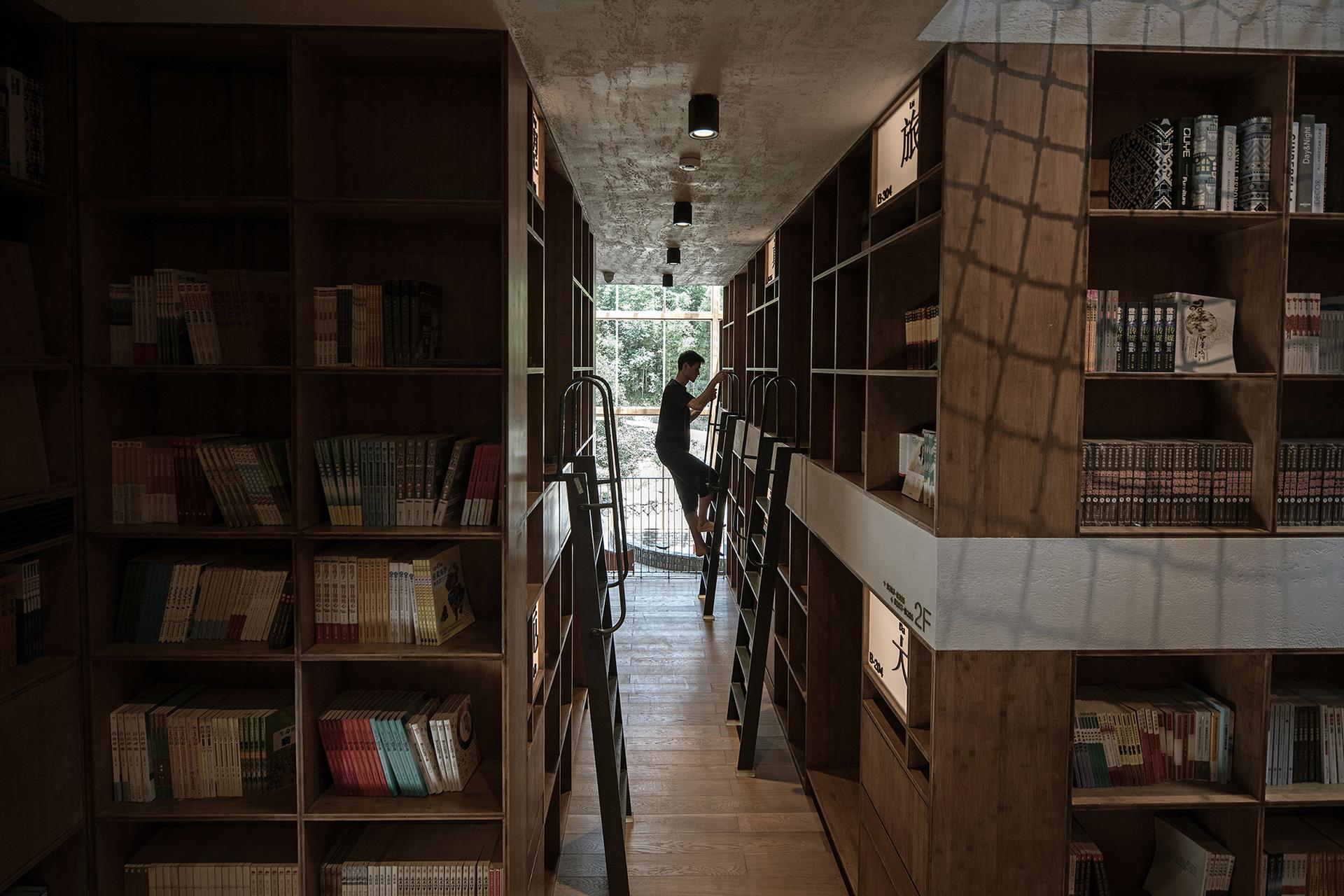 Capsule hotel in a rural library - image 28