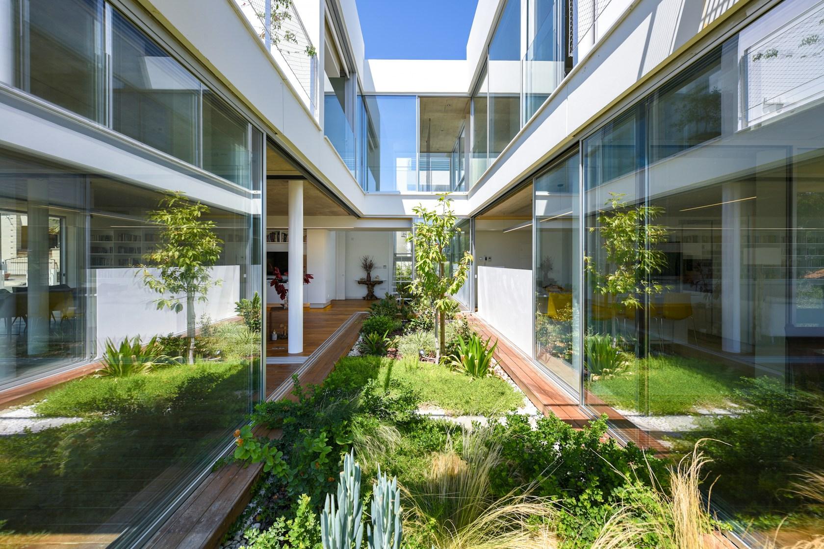 The garden house in the city - image 14