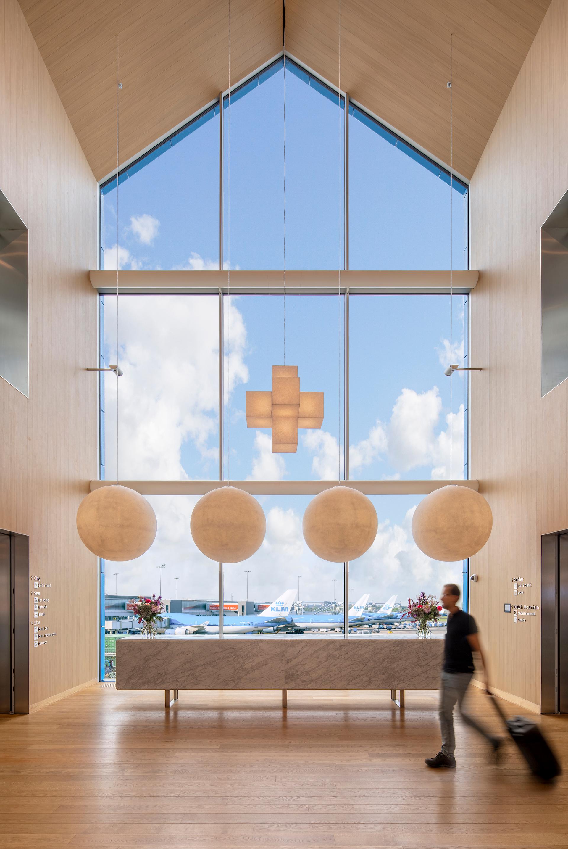 KLM crown lounge - image 2