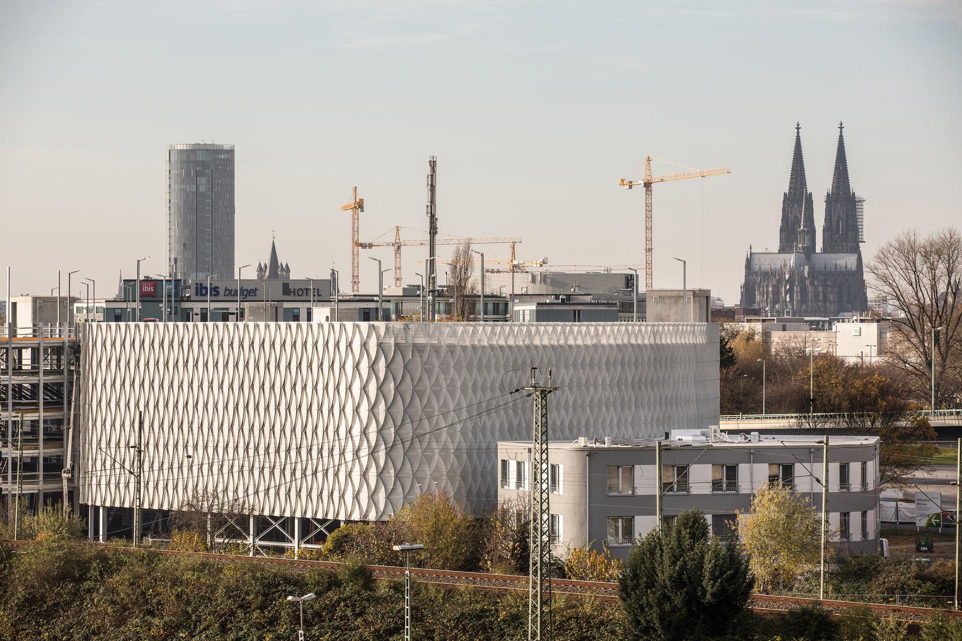 Parking Garage Facade P22a at the Cologne Exhibition Centre - image 2