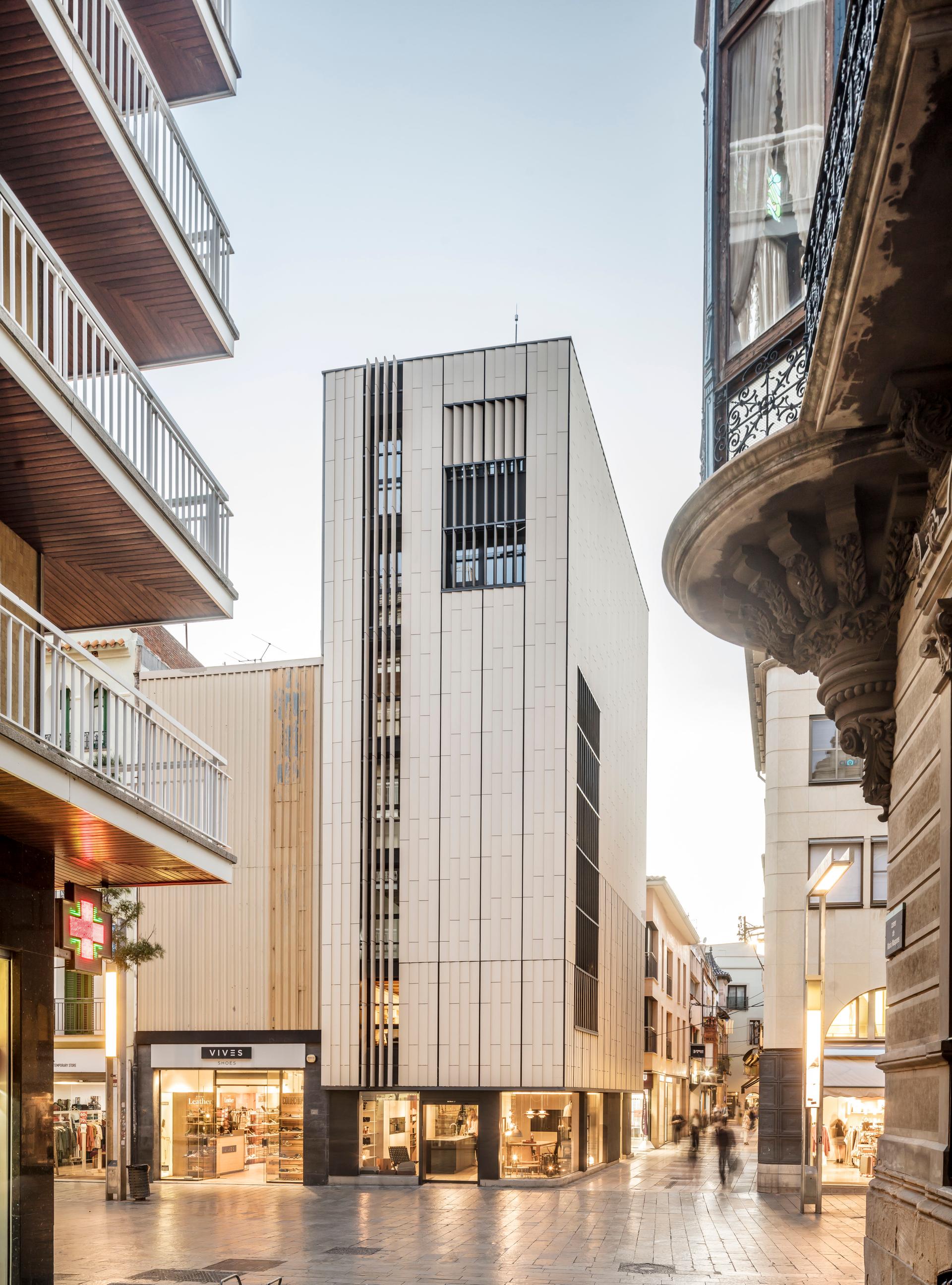 Can Serras Department Stores - image 2
