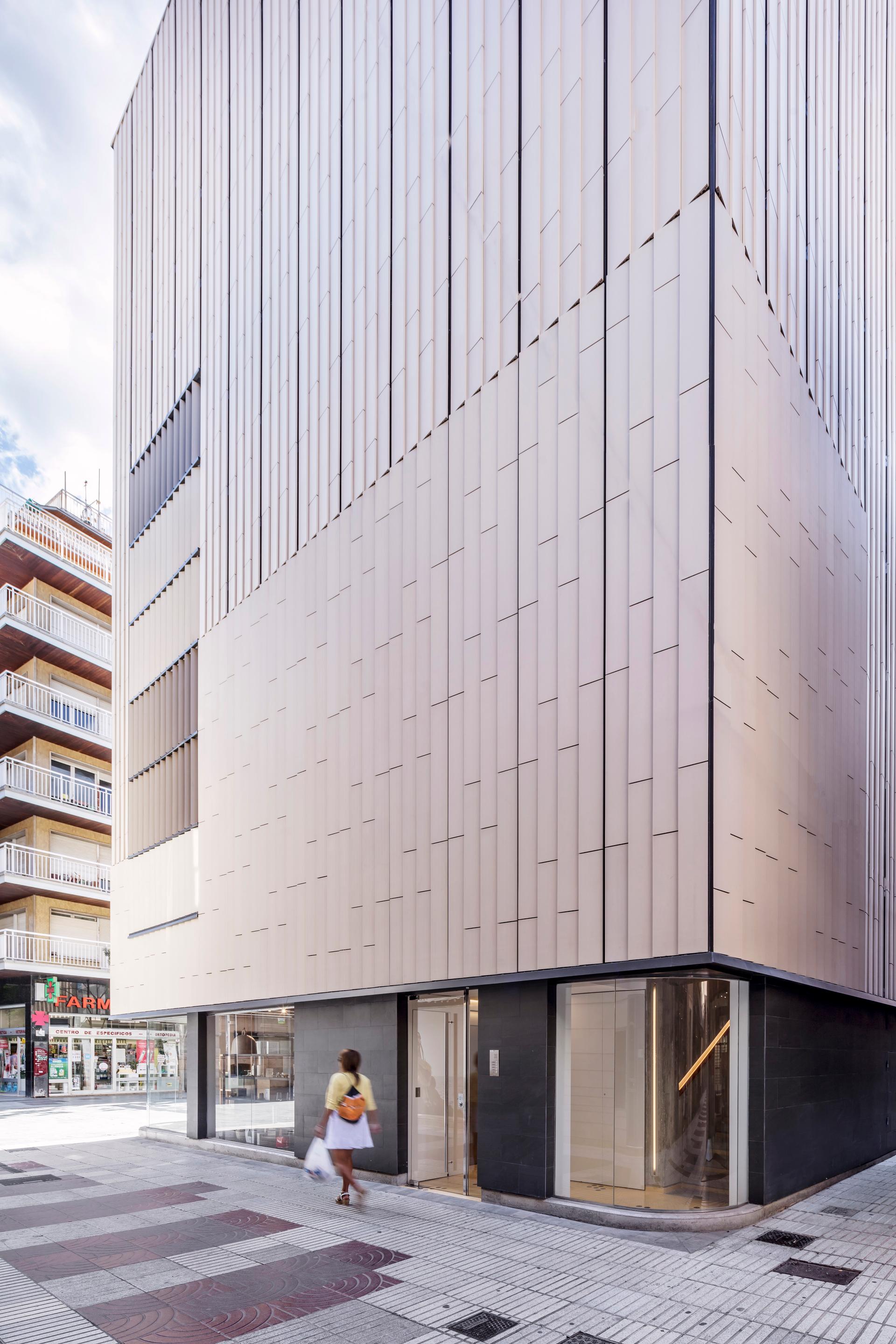 Can Serras Department Stores - image 6