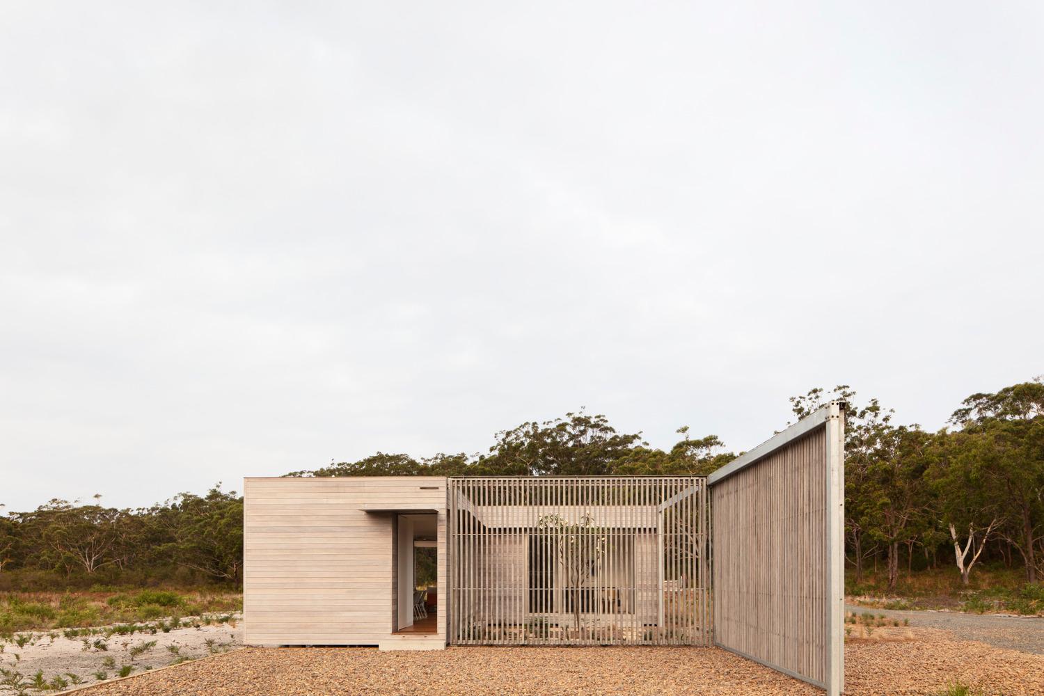 Courtyard House - image 11