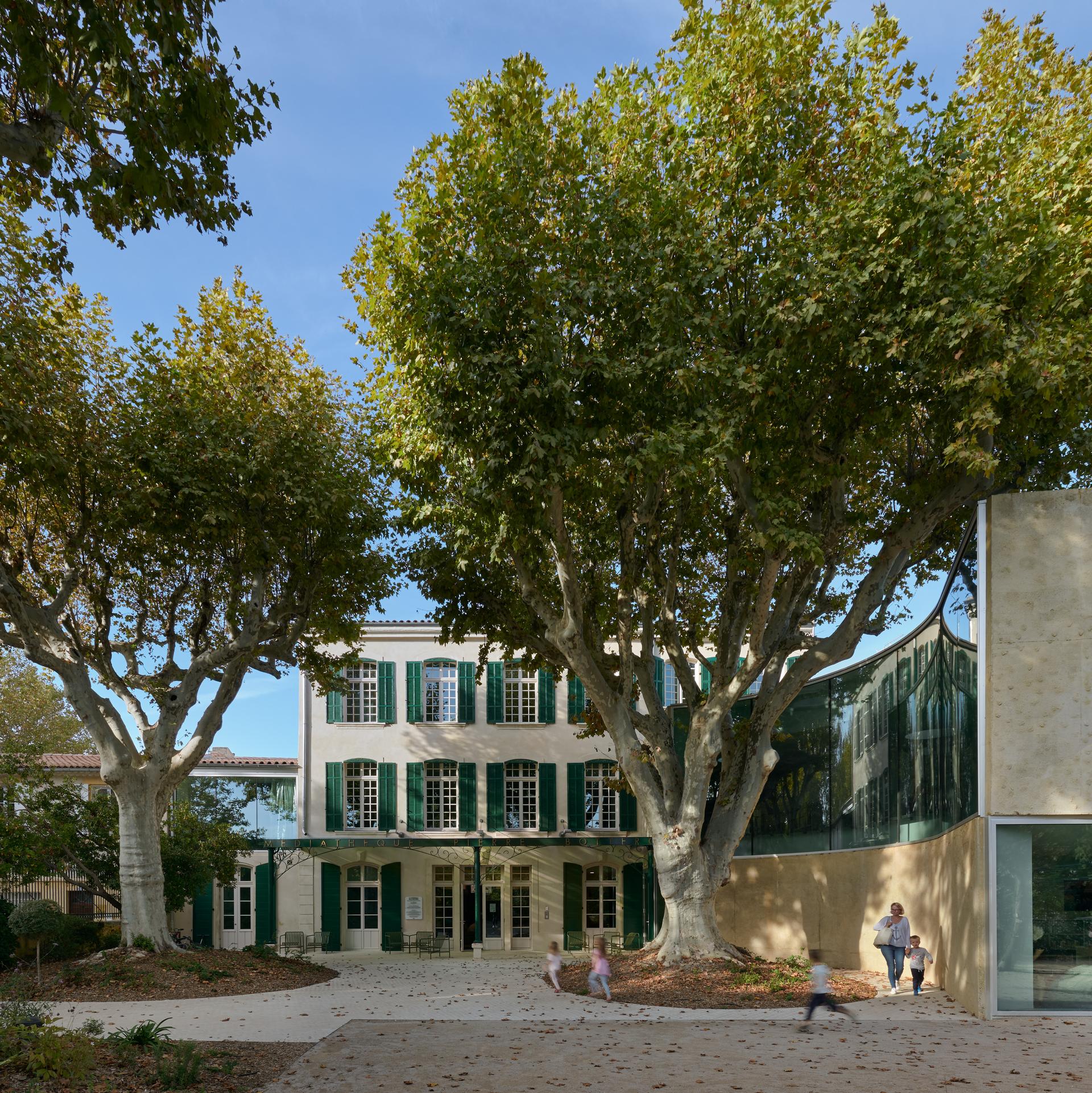 ‘Pierre Bottero’ media library and park in Pélissanne