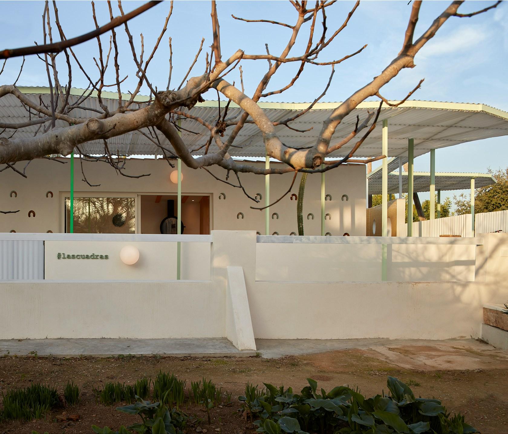 Shelter for a photographer "las cuadras"