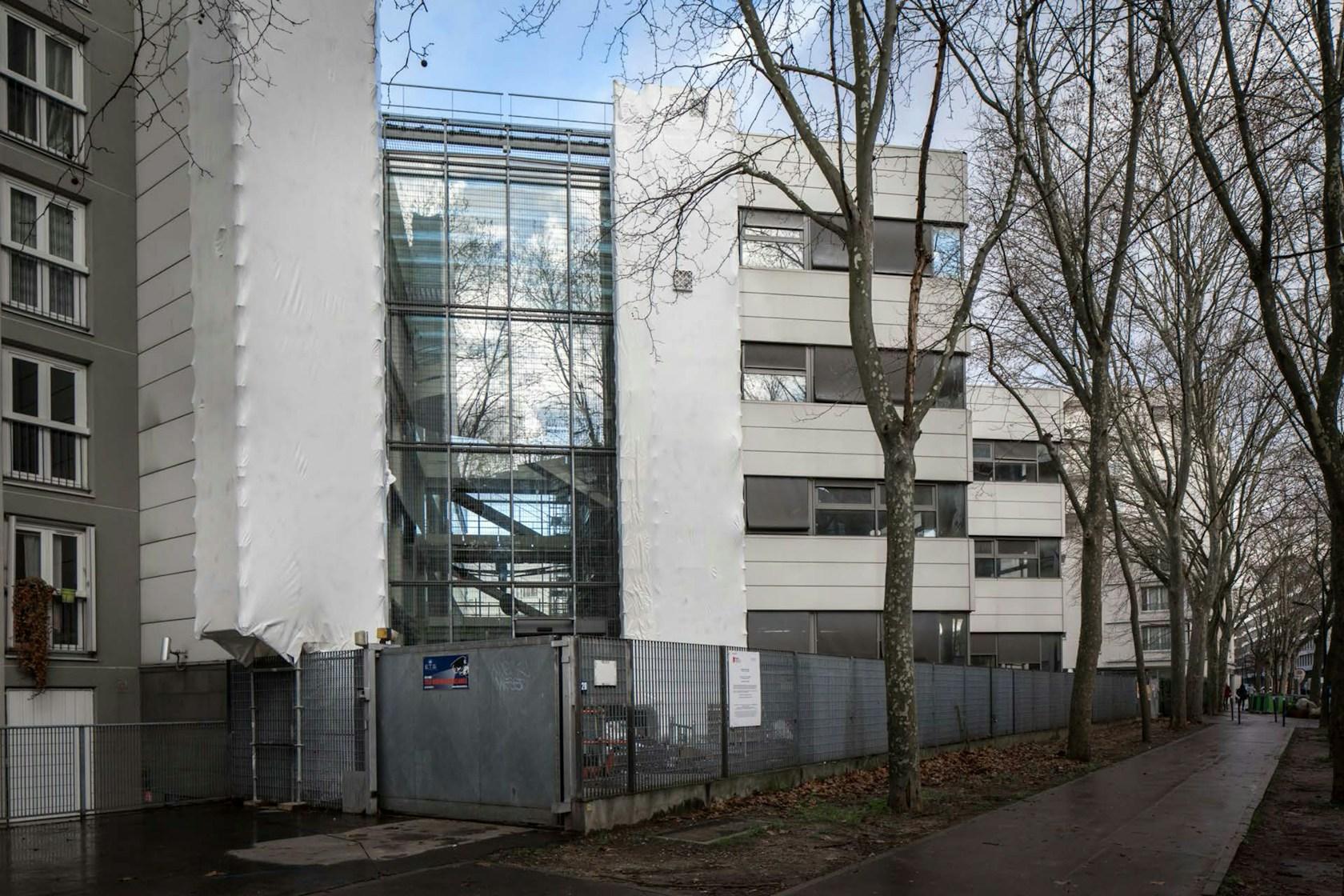 Transformation of an office building into a wood and straw 139 student rooms - image 2