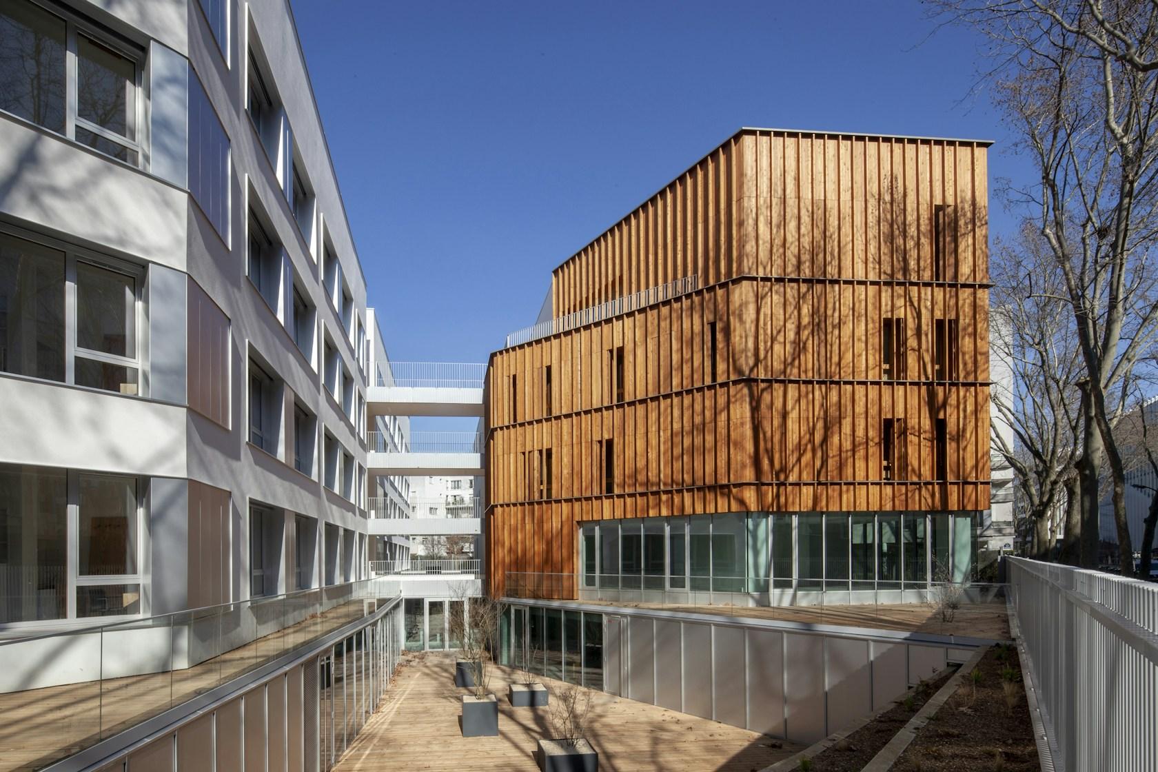Transformation of an office building into a wood and straw 139 student rooms - image 4