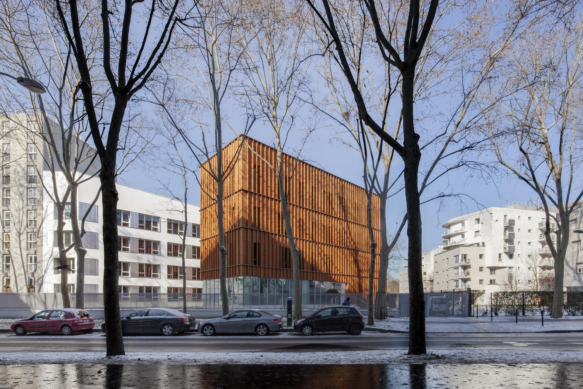 Transformation of an office building into a wood and straw 139 student rooms