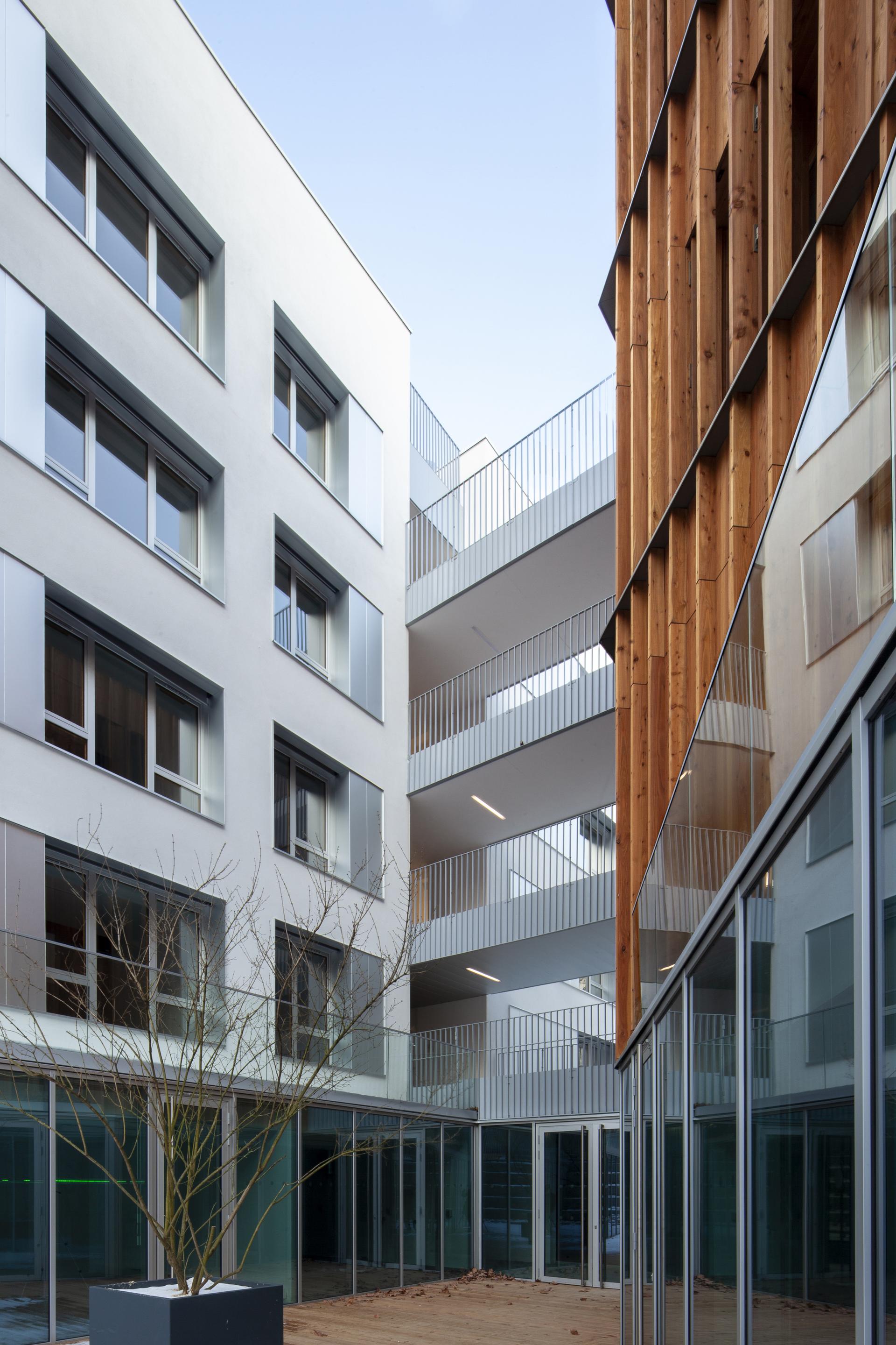 Transformation of an office building into a wood and straw 139 student rooms - image 5