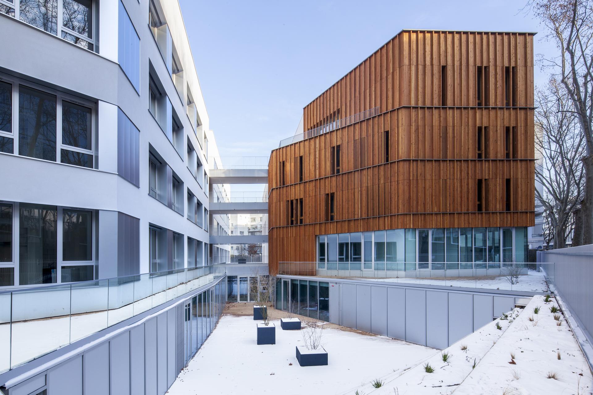 Transformation of an office building into a wood and straw 139 student rooms - image 6