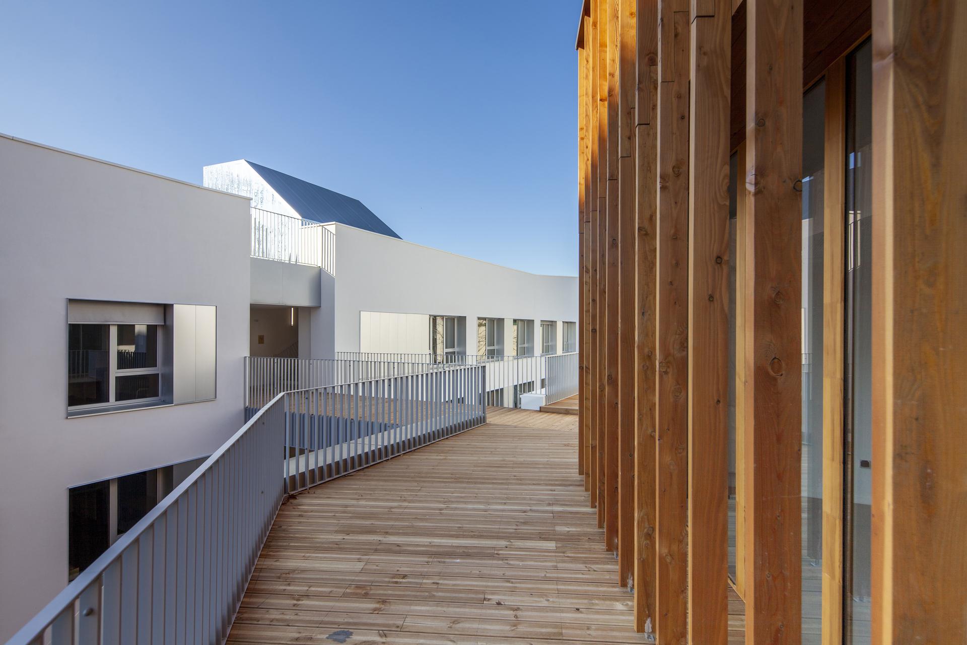 Transformation of an office building into a wood and straw 139 student rooms - image 7
