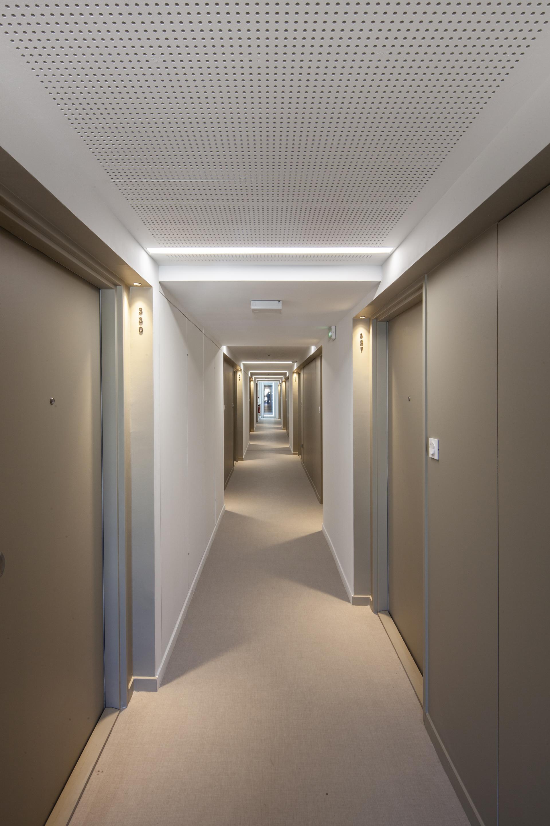 Transformation of an office building into a wood and straw 139 student rooms - image 9