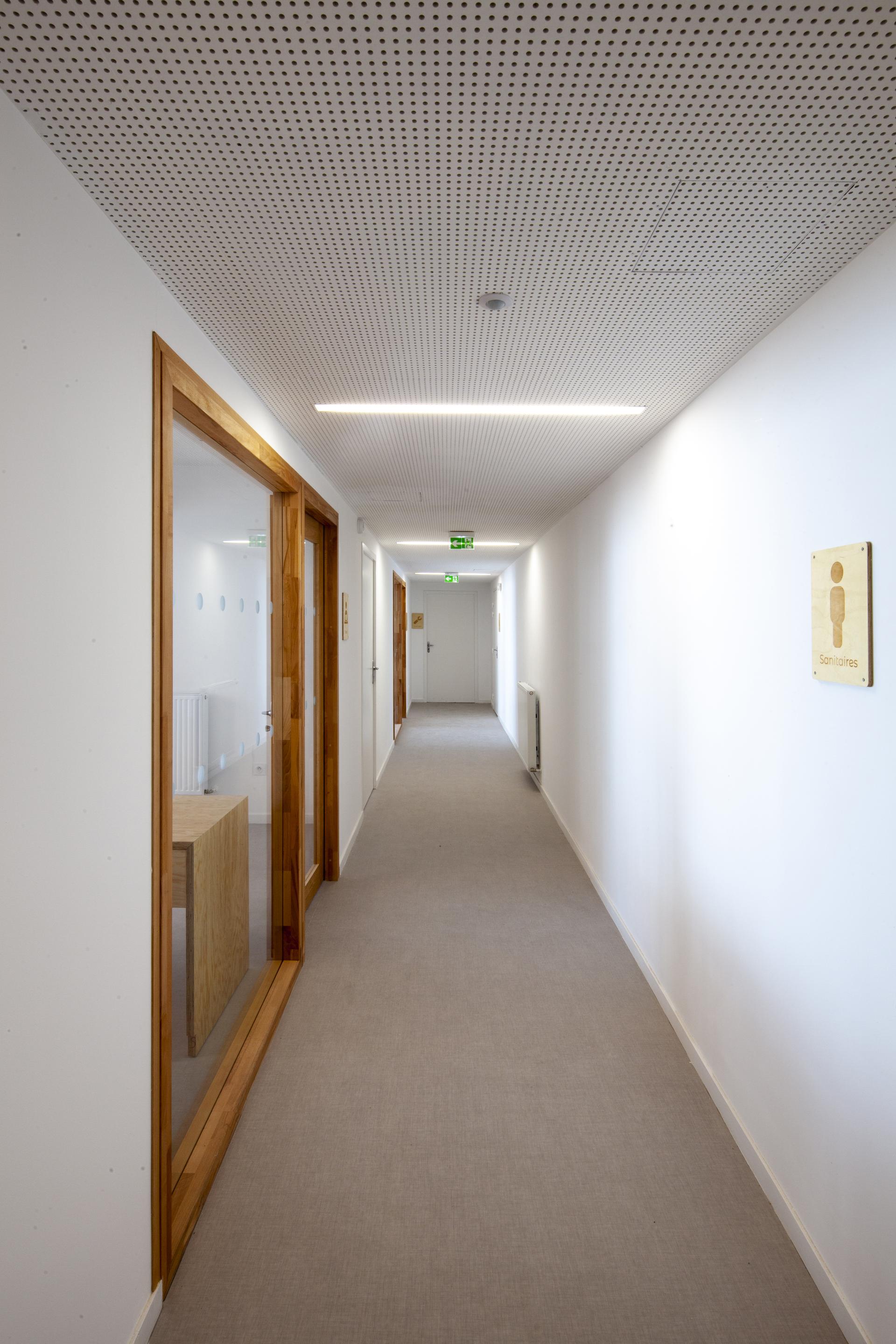 Transformation of an office building into a wood and straw 139 student rooms - image 10