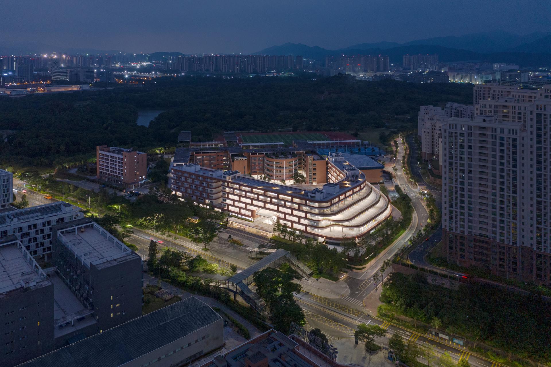 A New Flowing Campus Growing from The Old Chessboard