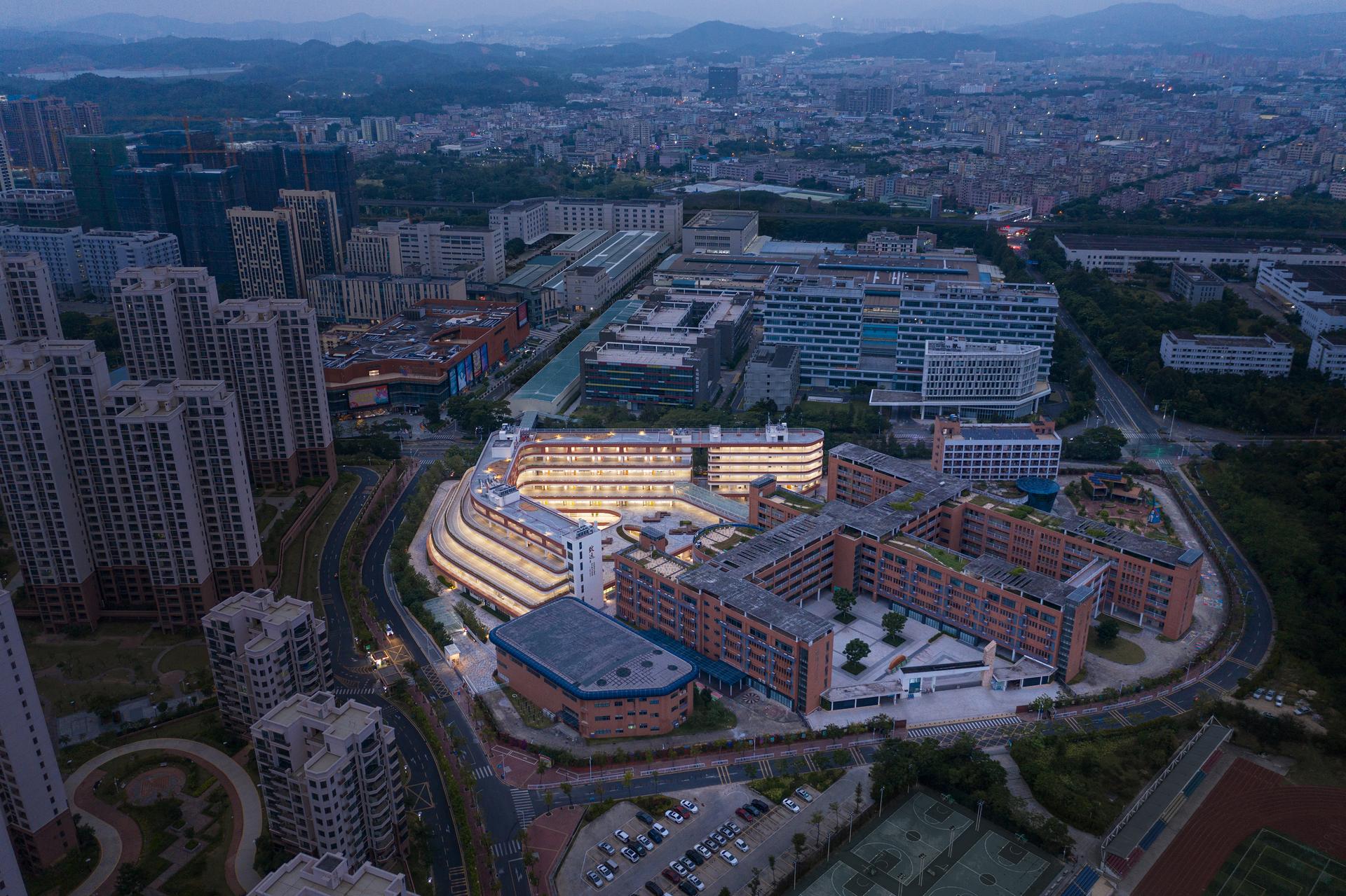 A New Flowing Campus Growing from The Old Chessboard - image 2