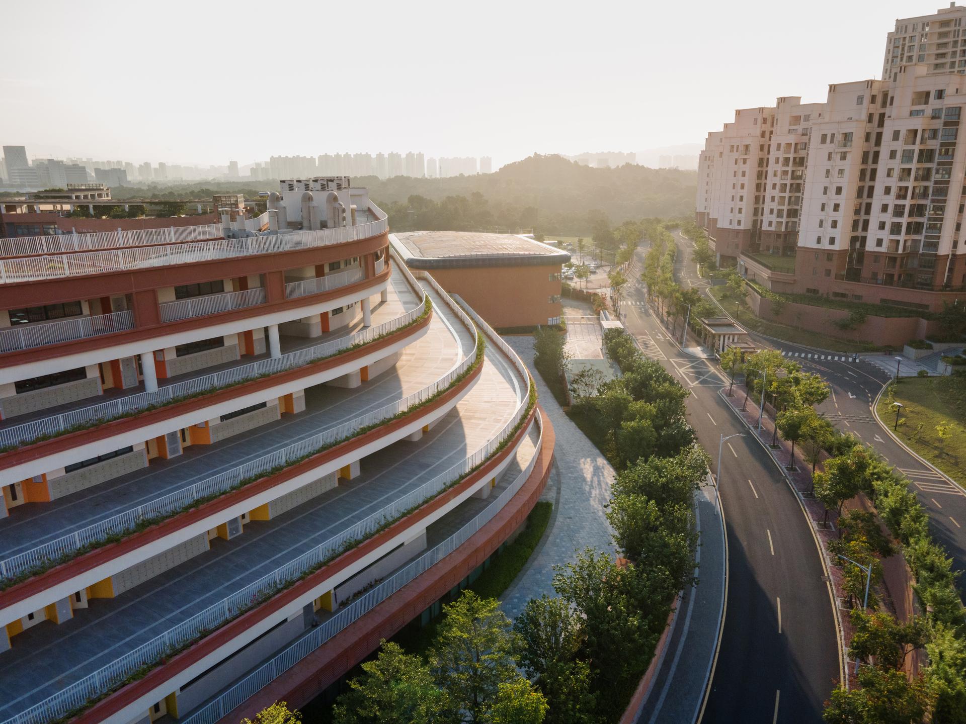 A New Flowing Campus Growing from The Old Chessboard - image 5