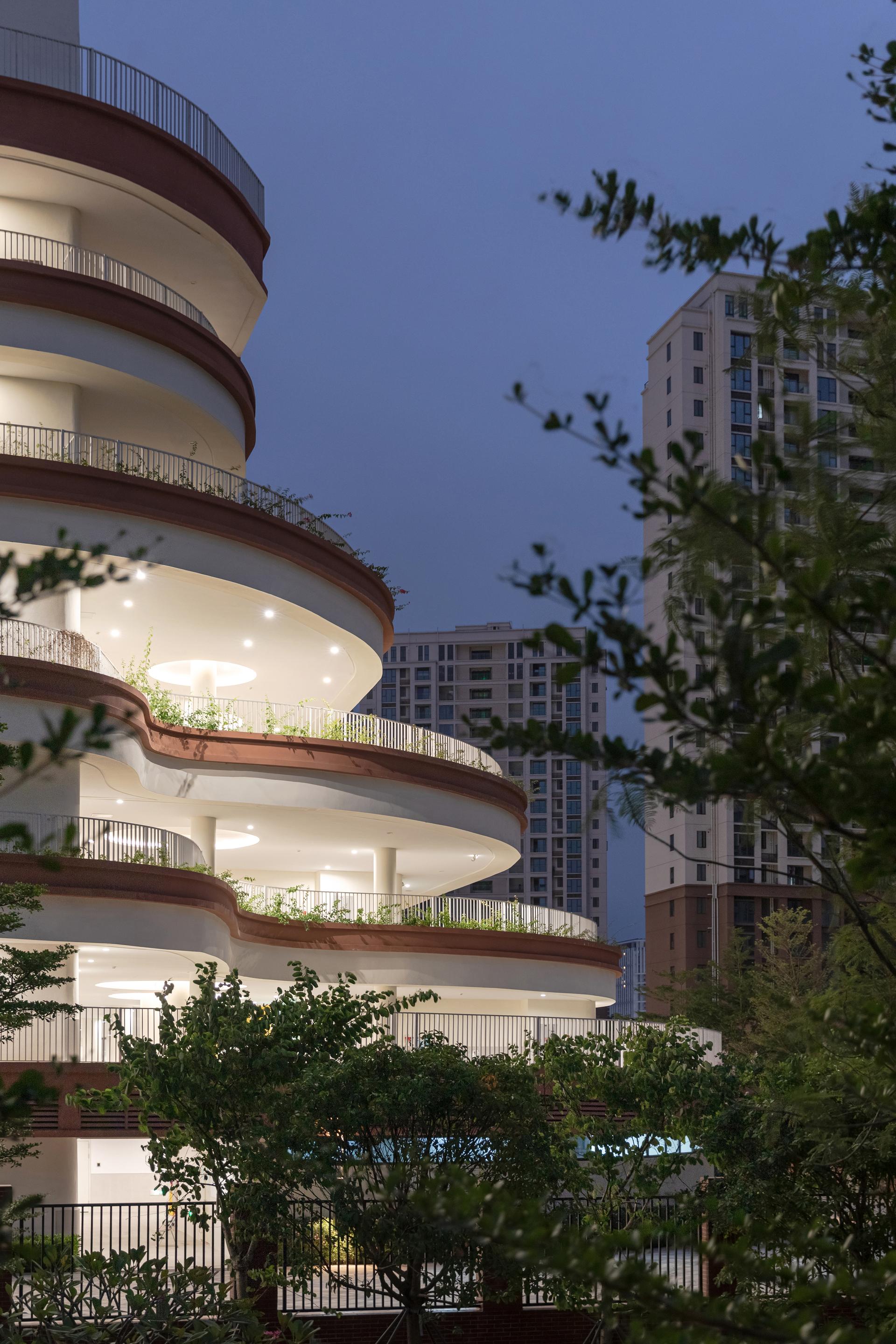 A New Flowing Campus Growing from The Old Chessboard - image 7