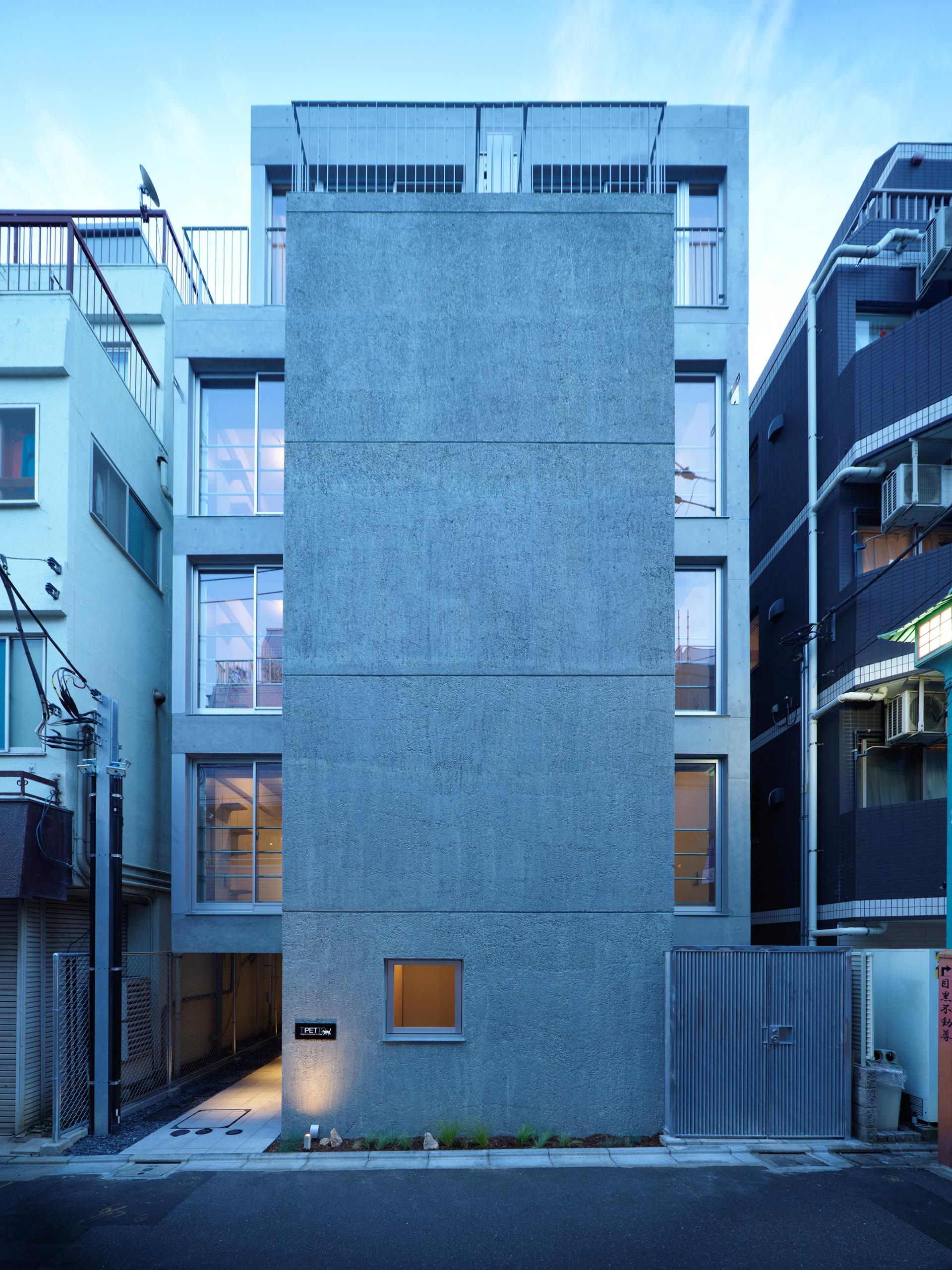 Fudomae Apartment with Six Voids