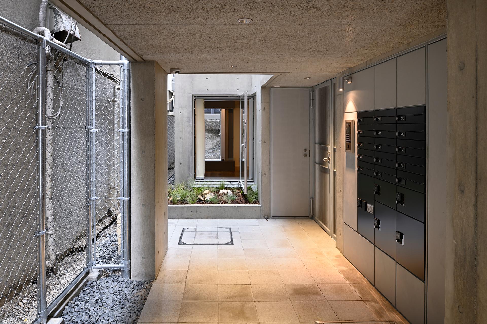 Fudomae Apartment with Six Voids - image 6