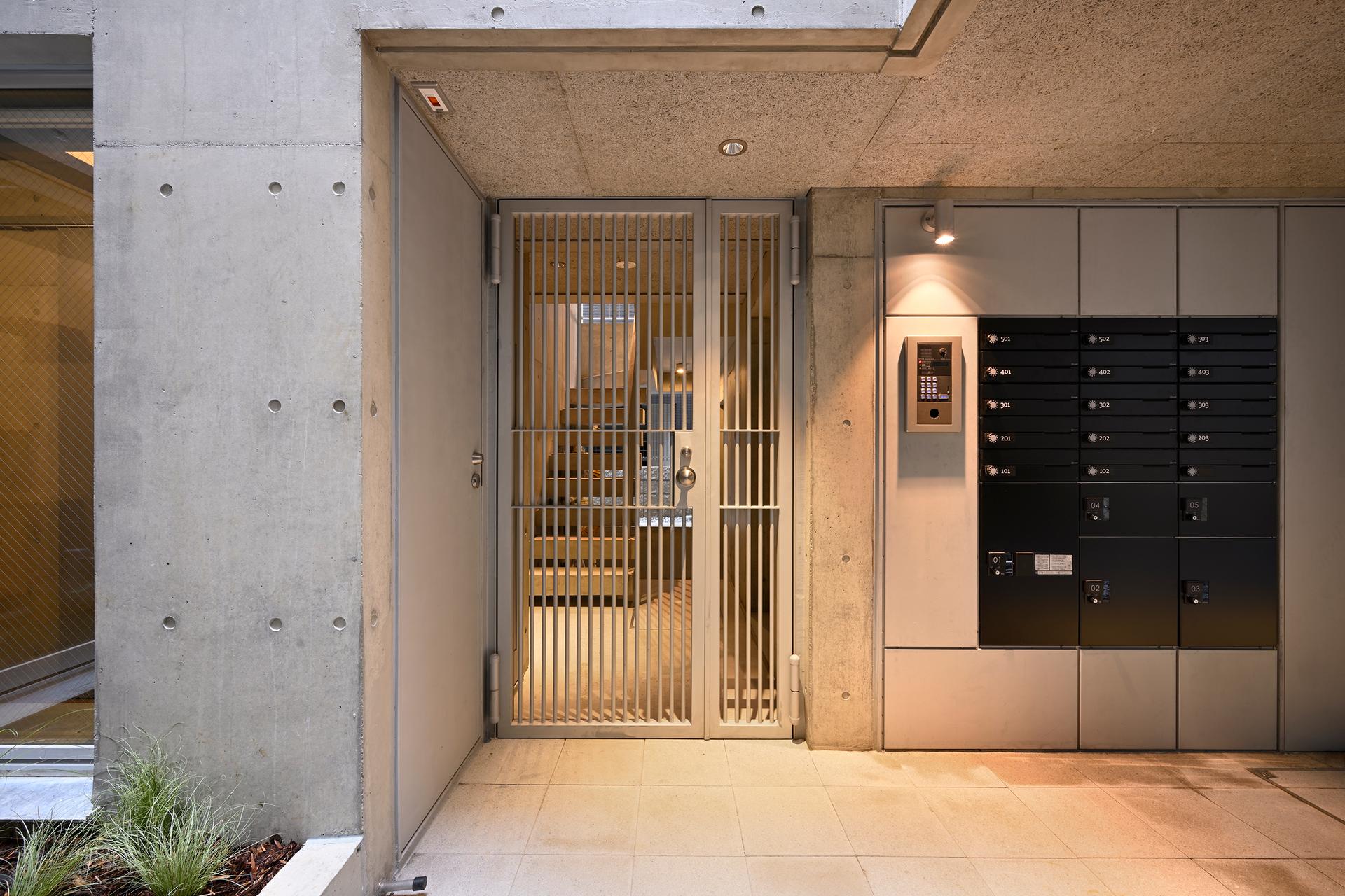 Fudomae Apartment with Six Voids - image 7