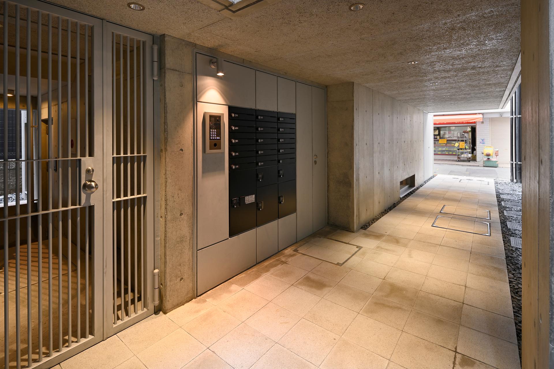 Fudomae Apartment with Six Voids - image 8