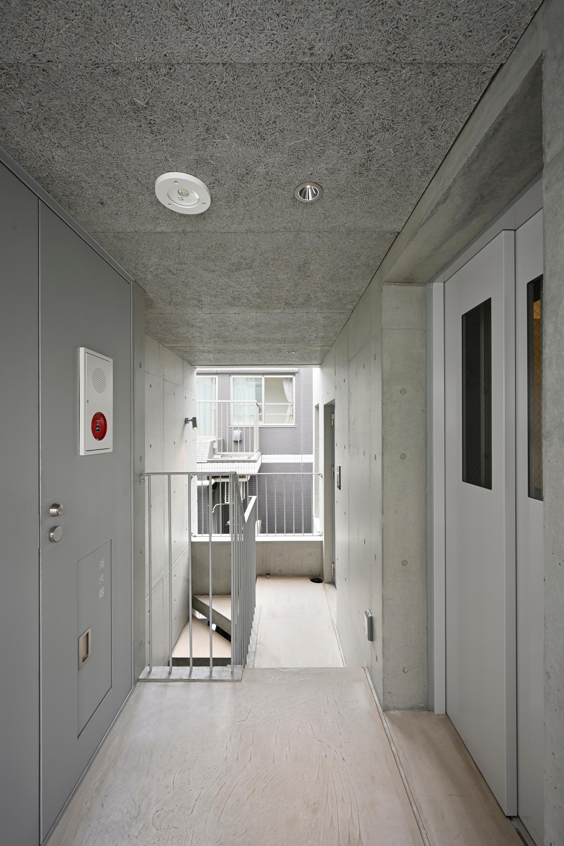 Fudomae Apartment with Six Voids - image 11