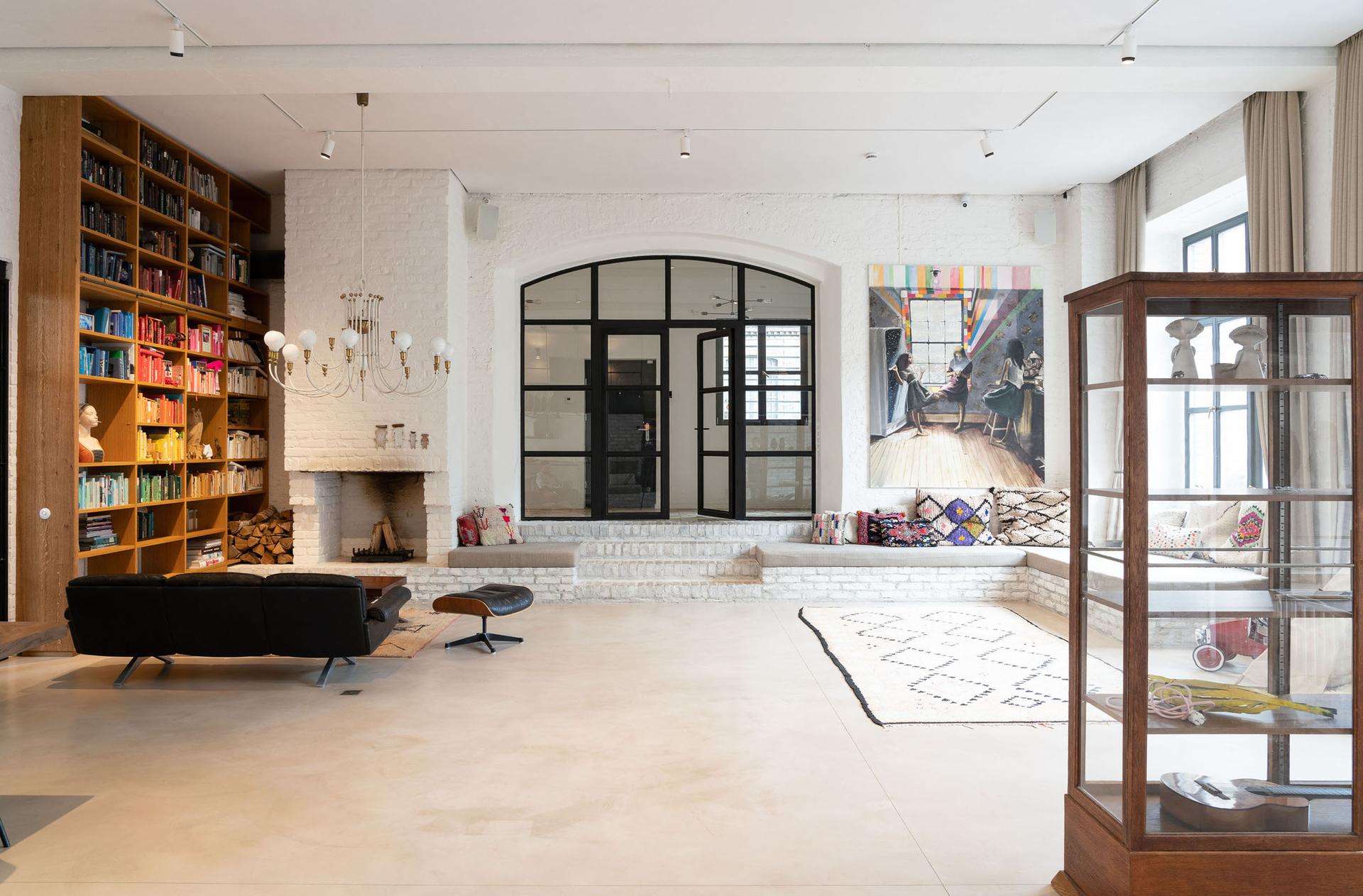 Loft in a former Garage - image 4