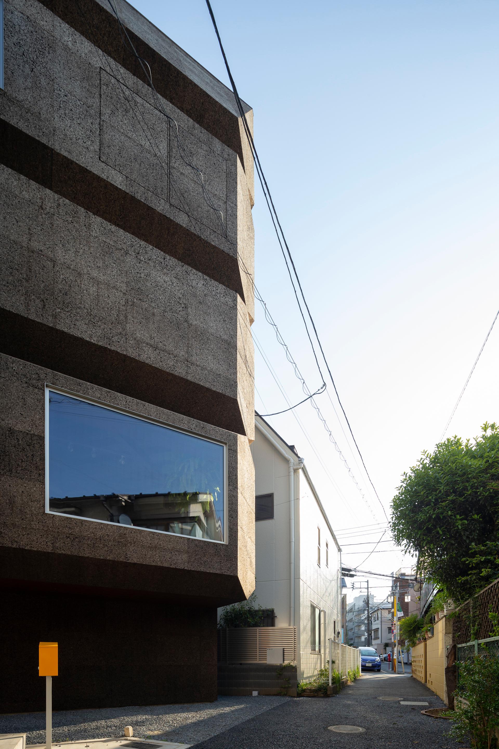 BAY WINDOW TOWER HOUSE - image 4