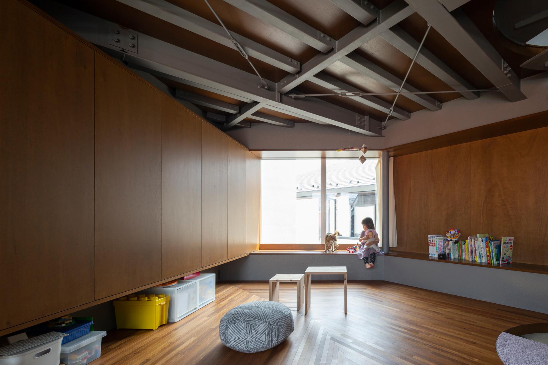 BAY WINDOW TOWER HOUSE - image 11