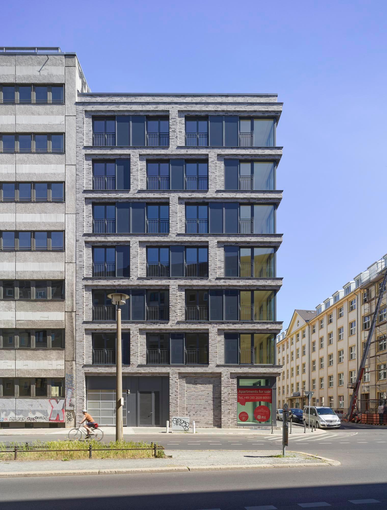 EMBASSY - Living alongside Koellnischer Park, Berlin - image 12