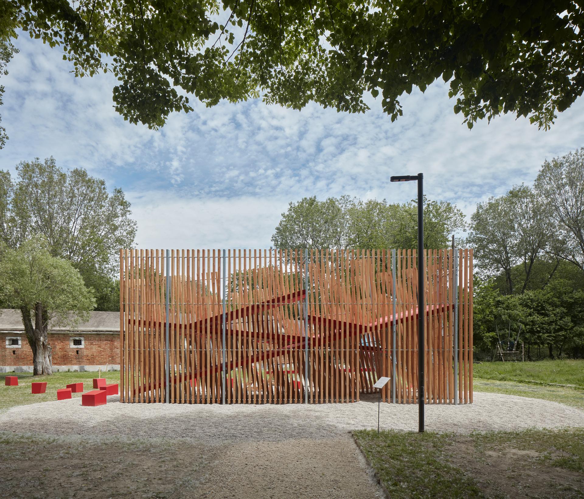 Installation OFF FENCE at the Biennale Architettura 2021 - image 3