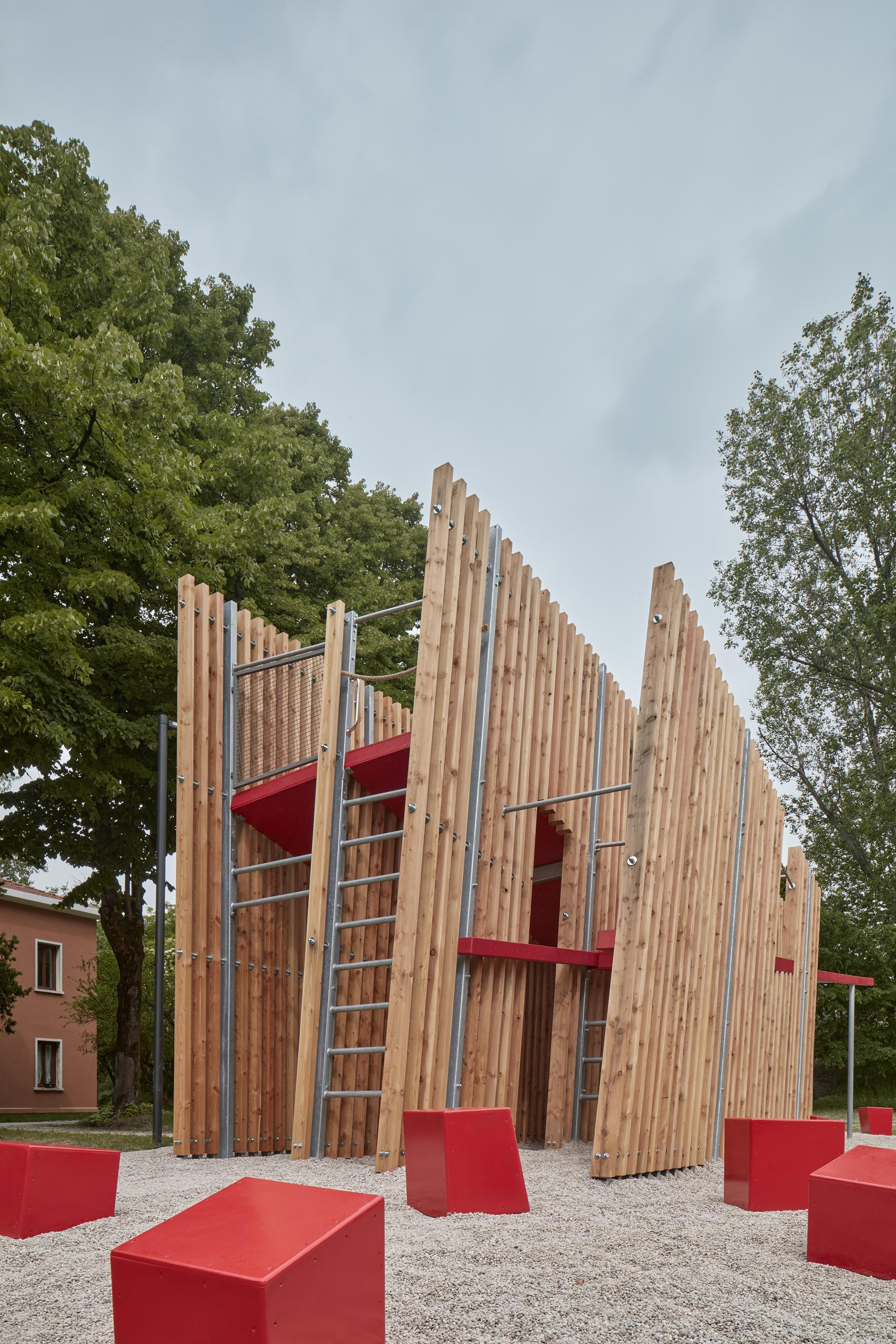 Installation OFF FENCE at the Biennale Architettura 2021 - image 4