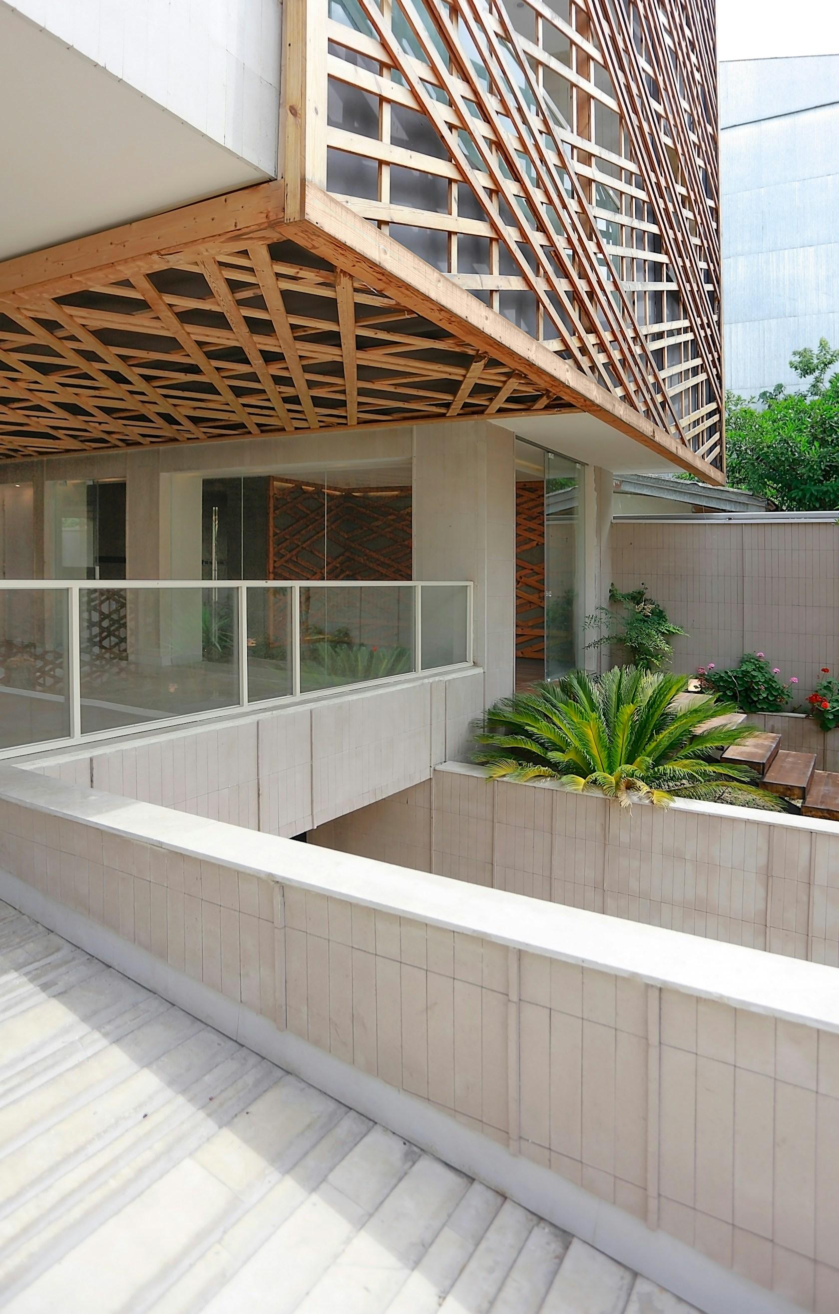An apartment based on vernacular architecture - image 19