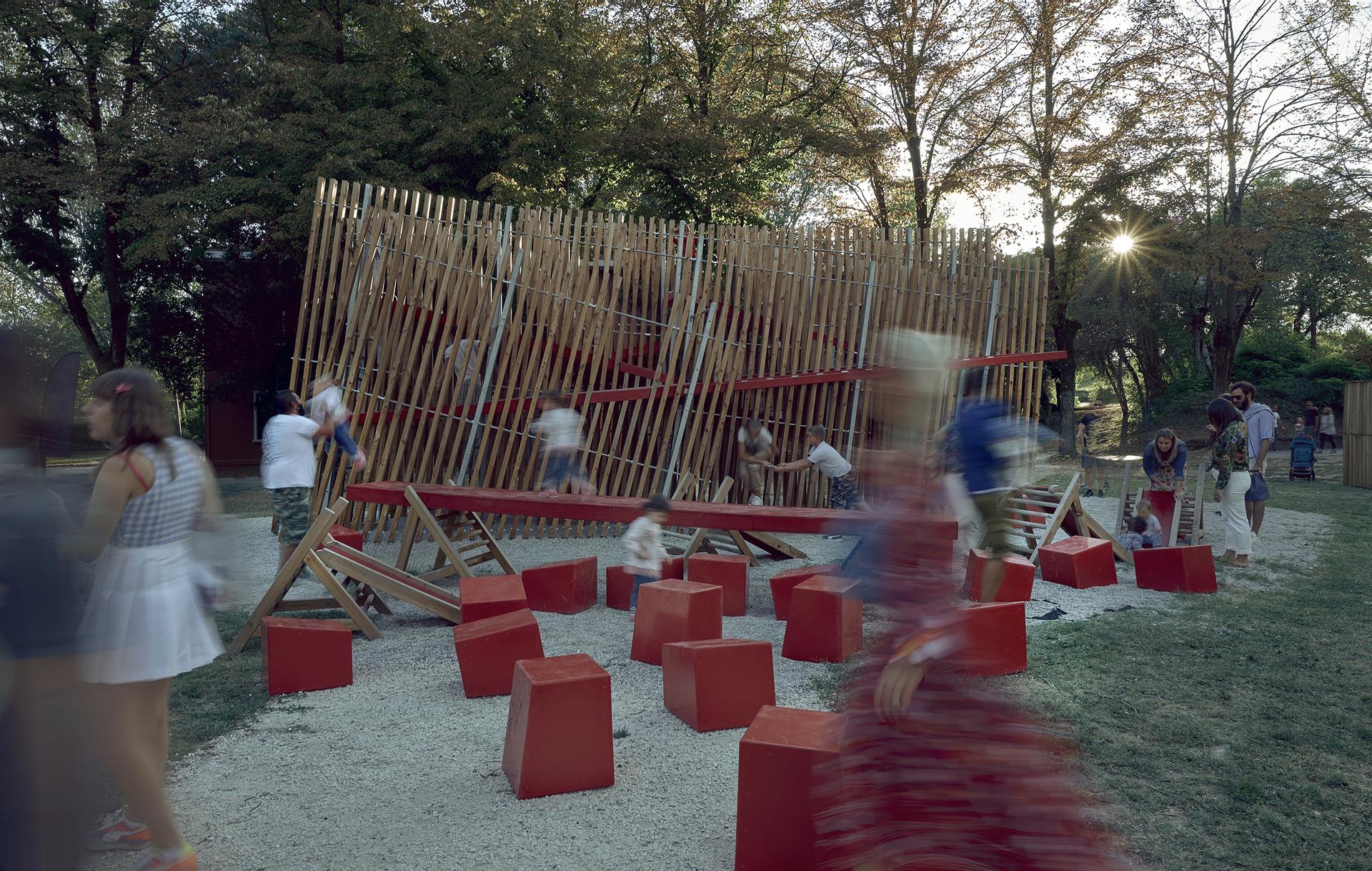 Installation OFF FENCE at the Biennale Architettura 2021 - image 12